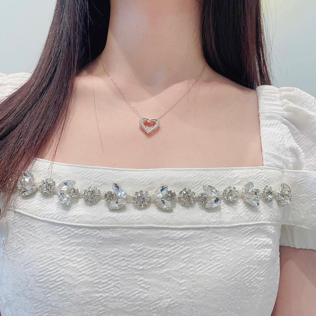 Collana con ciondolo a cuore con diamante Baguette in oro bianco 18K in vendita 1