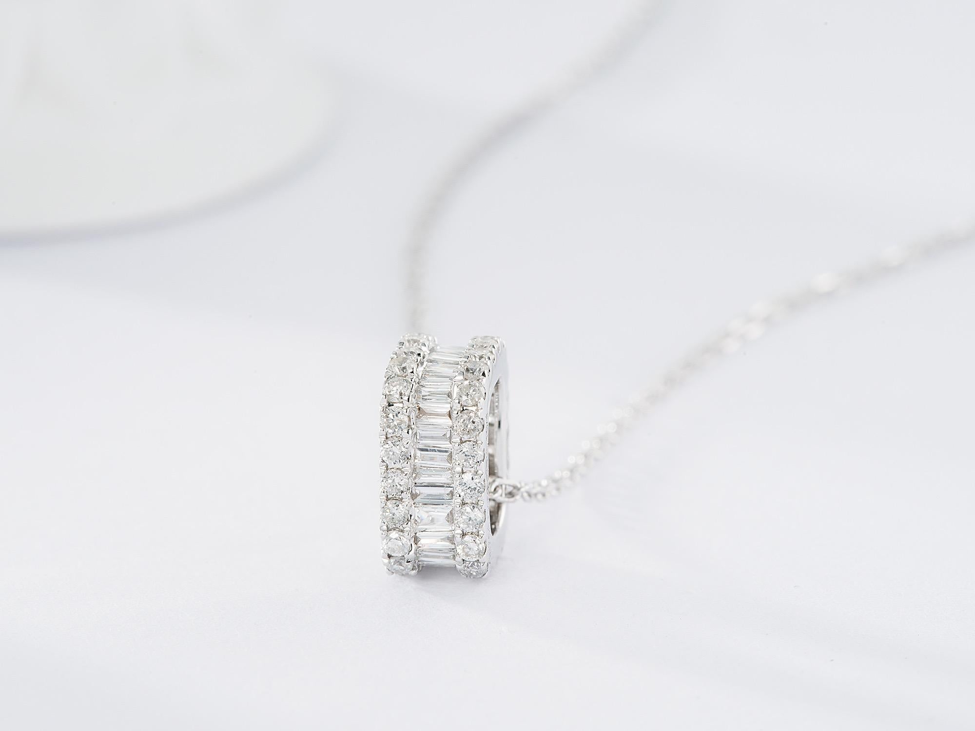Collana con ciondolo con diamante Baguette in oro bianco 18K in vendita 4