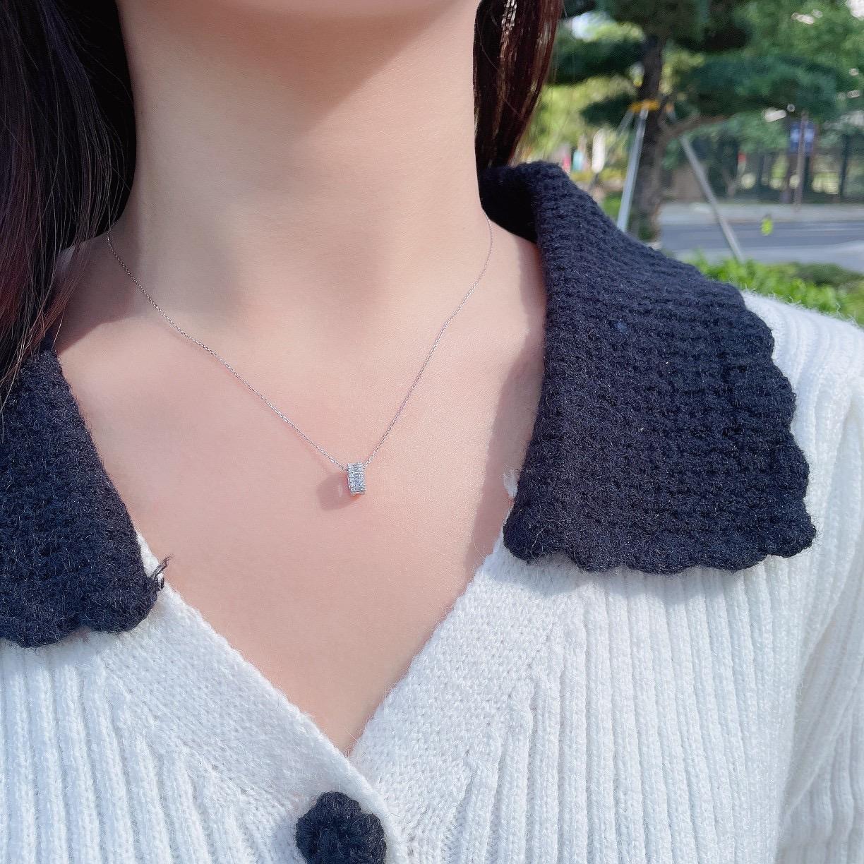 Collana con ciondolo con diamante Baguette in oro bianco 18K in vendita 5