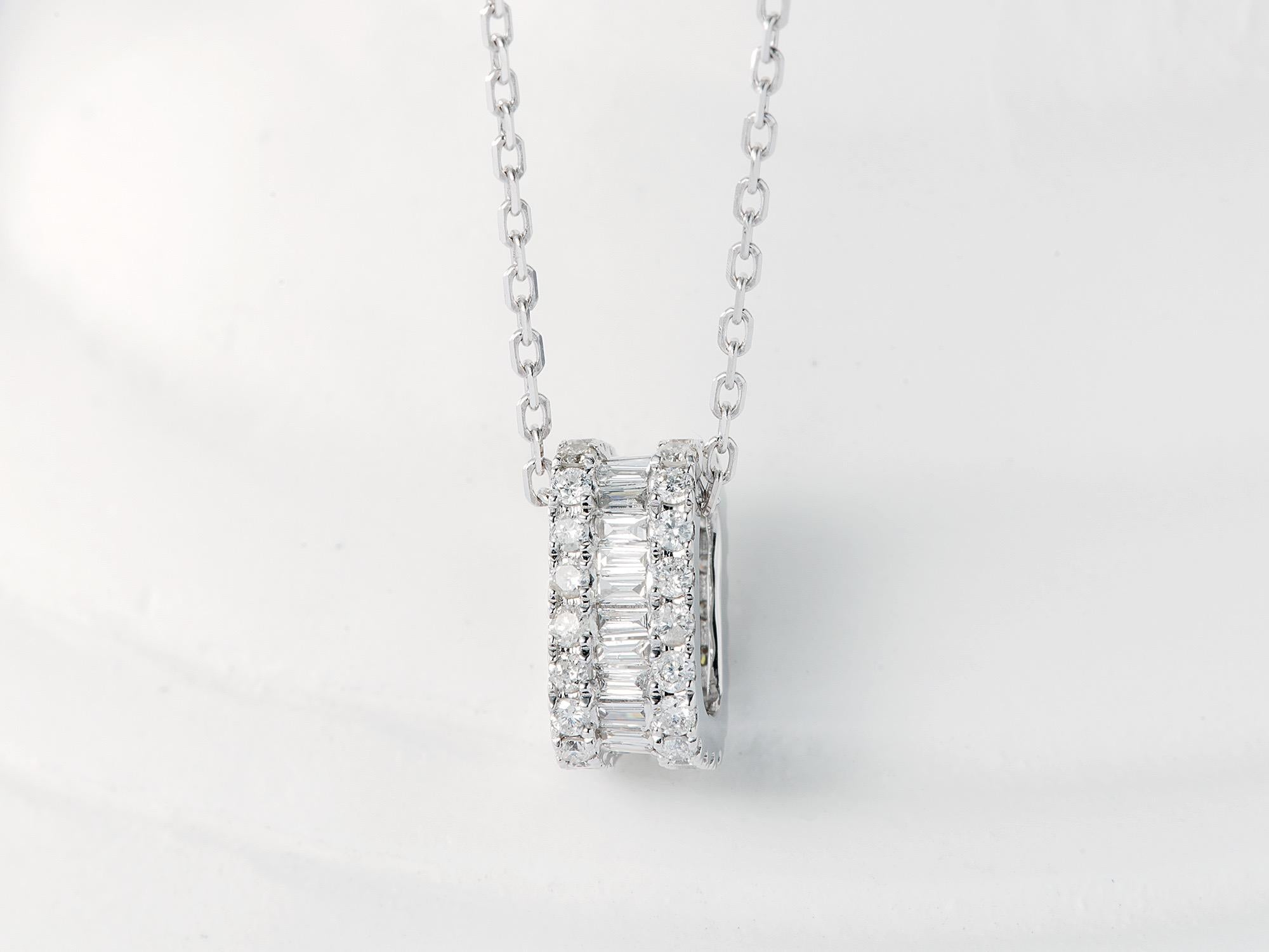 Moderno Collana con ciondolo con diamante Baguette in oro bianco 18K in vendita