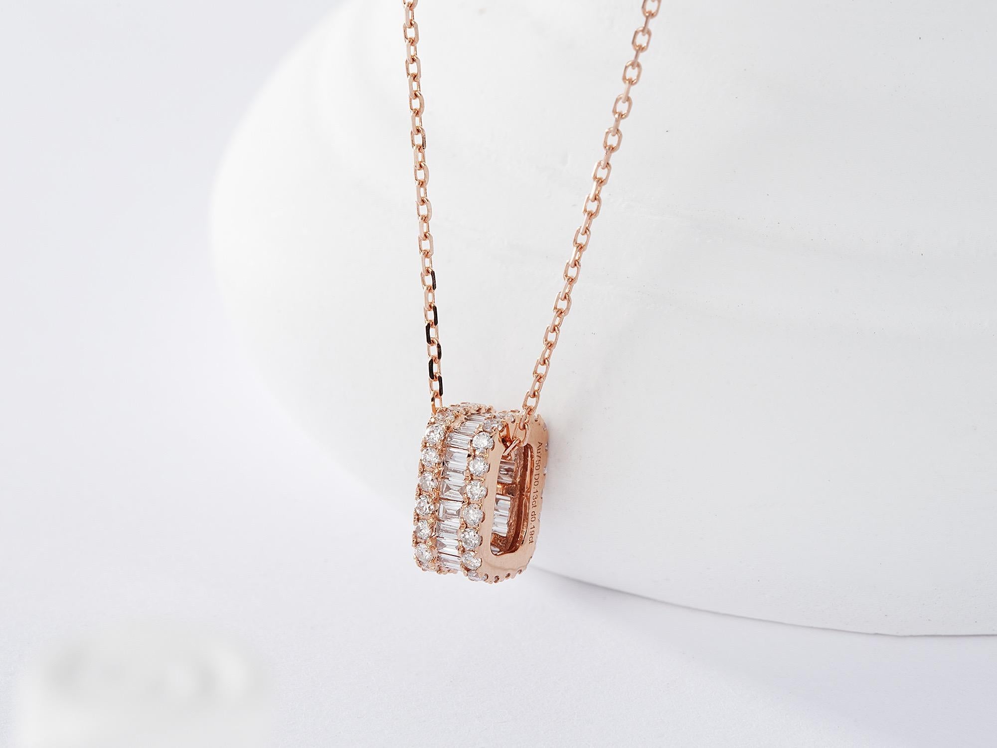 Collana con ciondolo con diamante Baguette in oro bianco 18K In condizioni Nuovo in vendita a Kowloon, HK