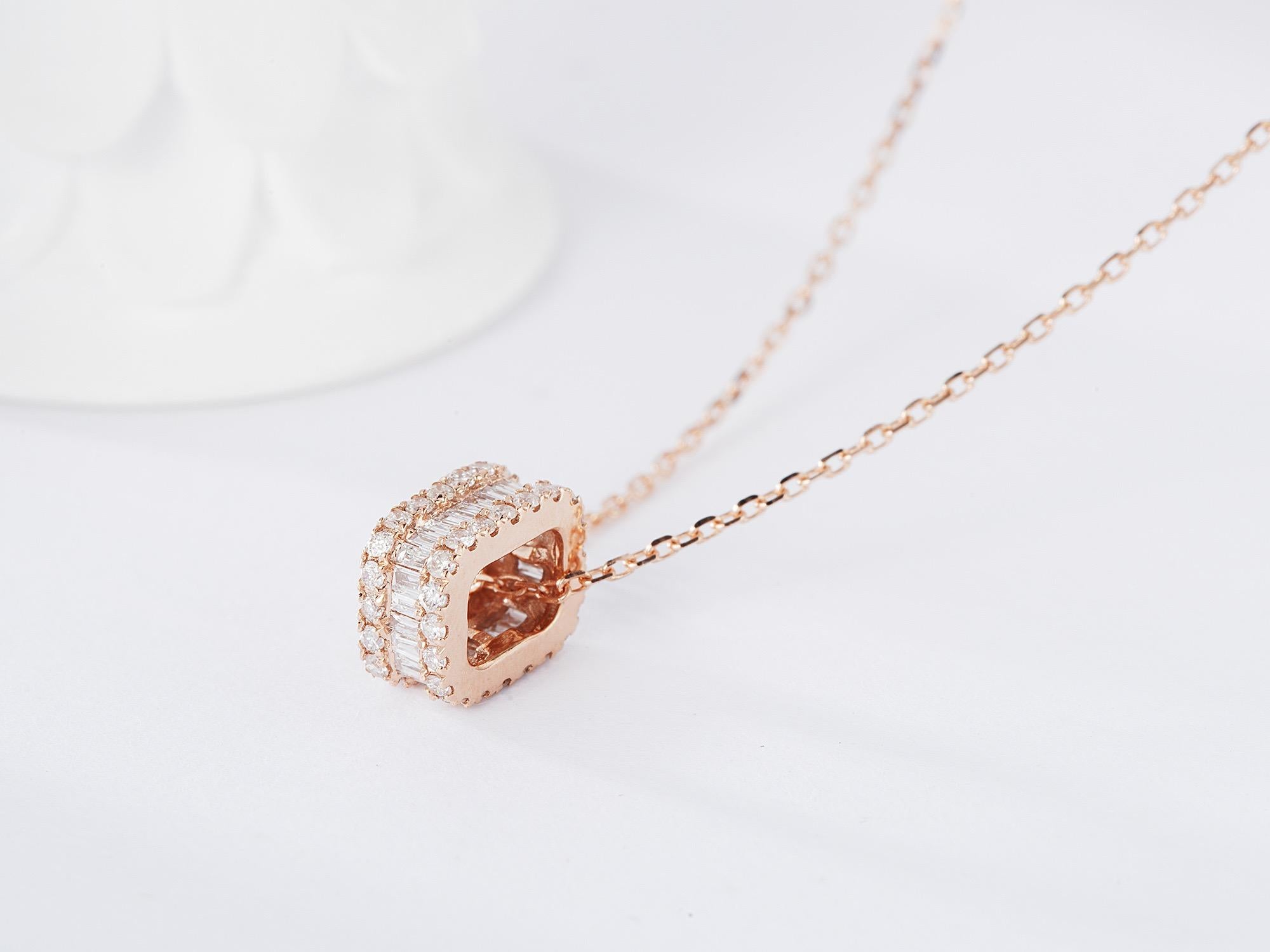 Collana con ciondolo con diamante Baguette in oro bianco 18K in vendita 1