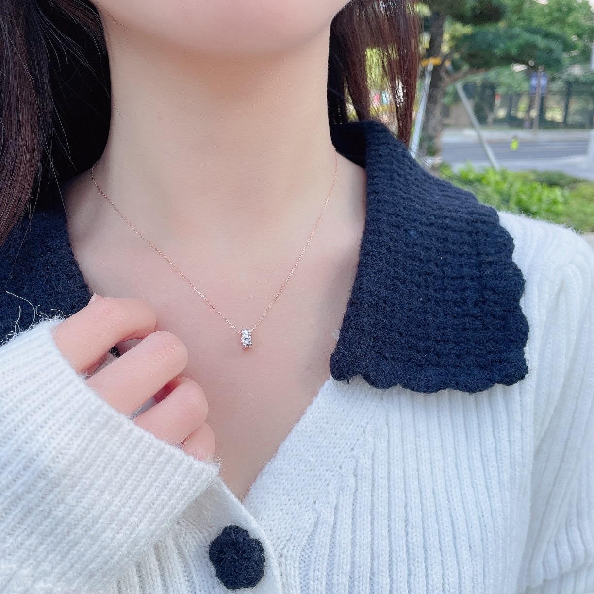 Collana con ciondolo con diamante Baguette in oro bianco 18K in vendita 2