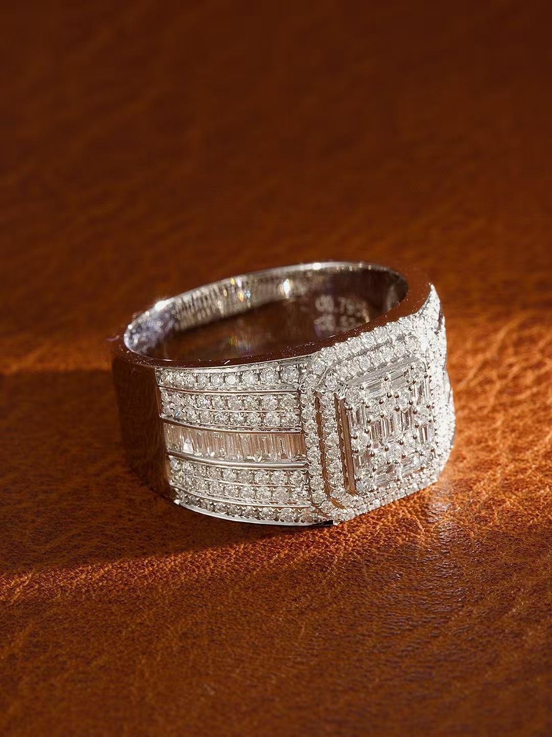 18K Weißgold Baguette Diamant Ring

Hauptdiamant - D 0,55 ct
Seitliche Diamanten - D 0,77 ct
Gesamtgewicht - 10.23g

Dieser mit Diamanten besetzte Ring besticht durch sein luxuriöses Design. Der zentrale Bereich ist mit einem Cluster aus Diamanten