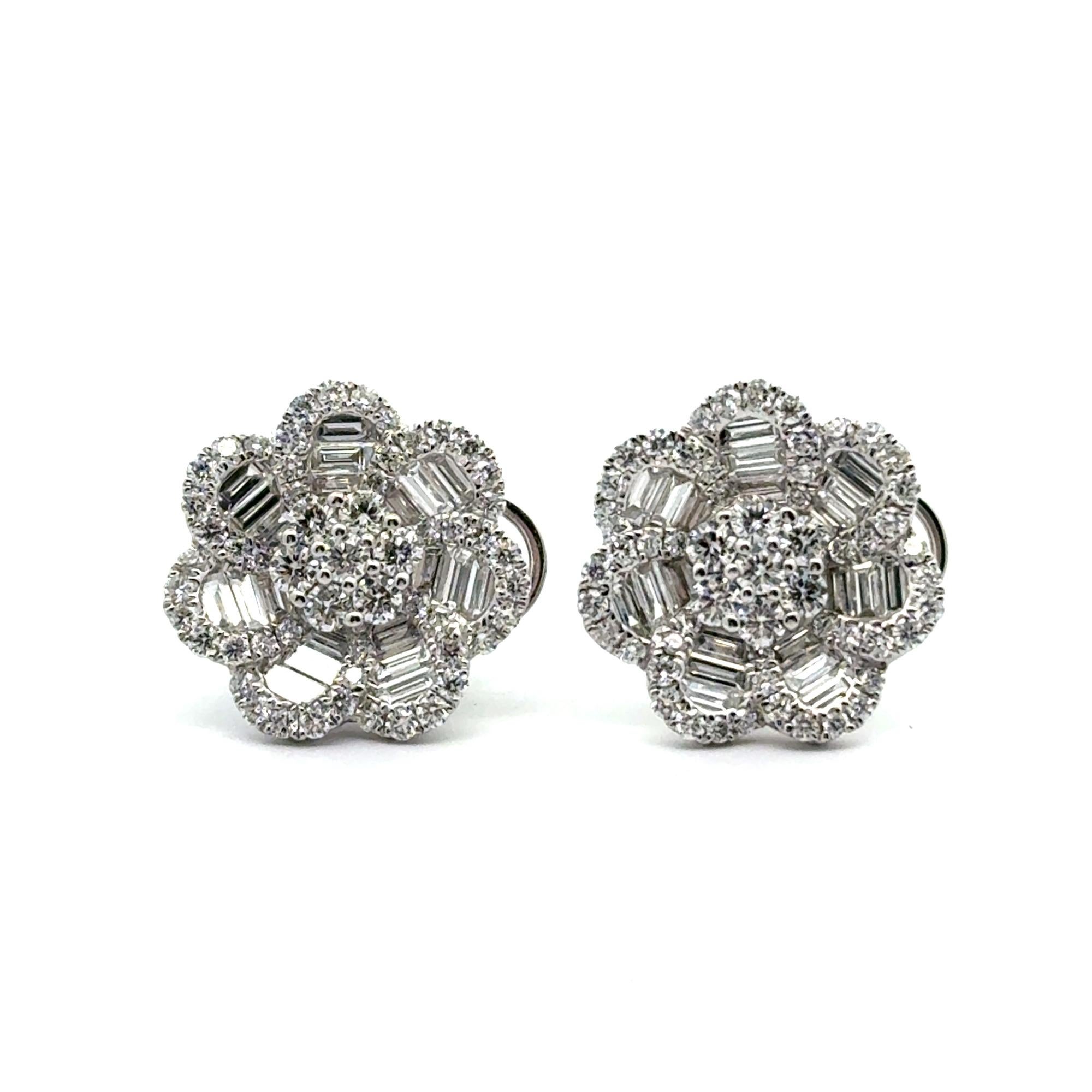 18K White Gold Baguette & Round Diamond Floral Cluster Earrings – 2.39CTS in vendita 8