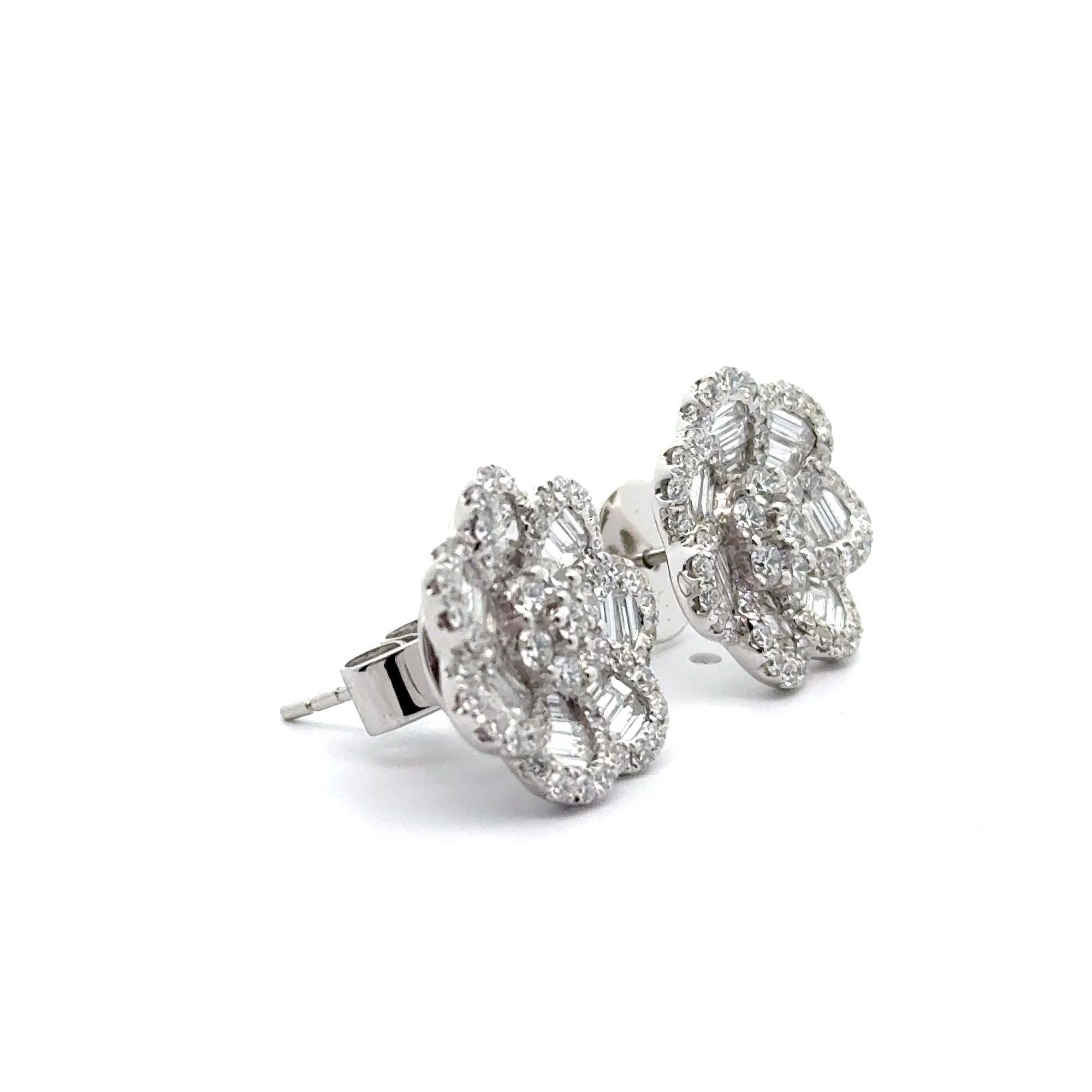 18K White Gold Baguette & Round Diamond Floral Cluster Earrings – 2.39CTS In condizioni Nuovo in vendita a New York, NY