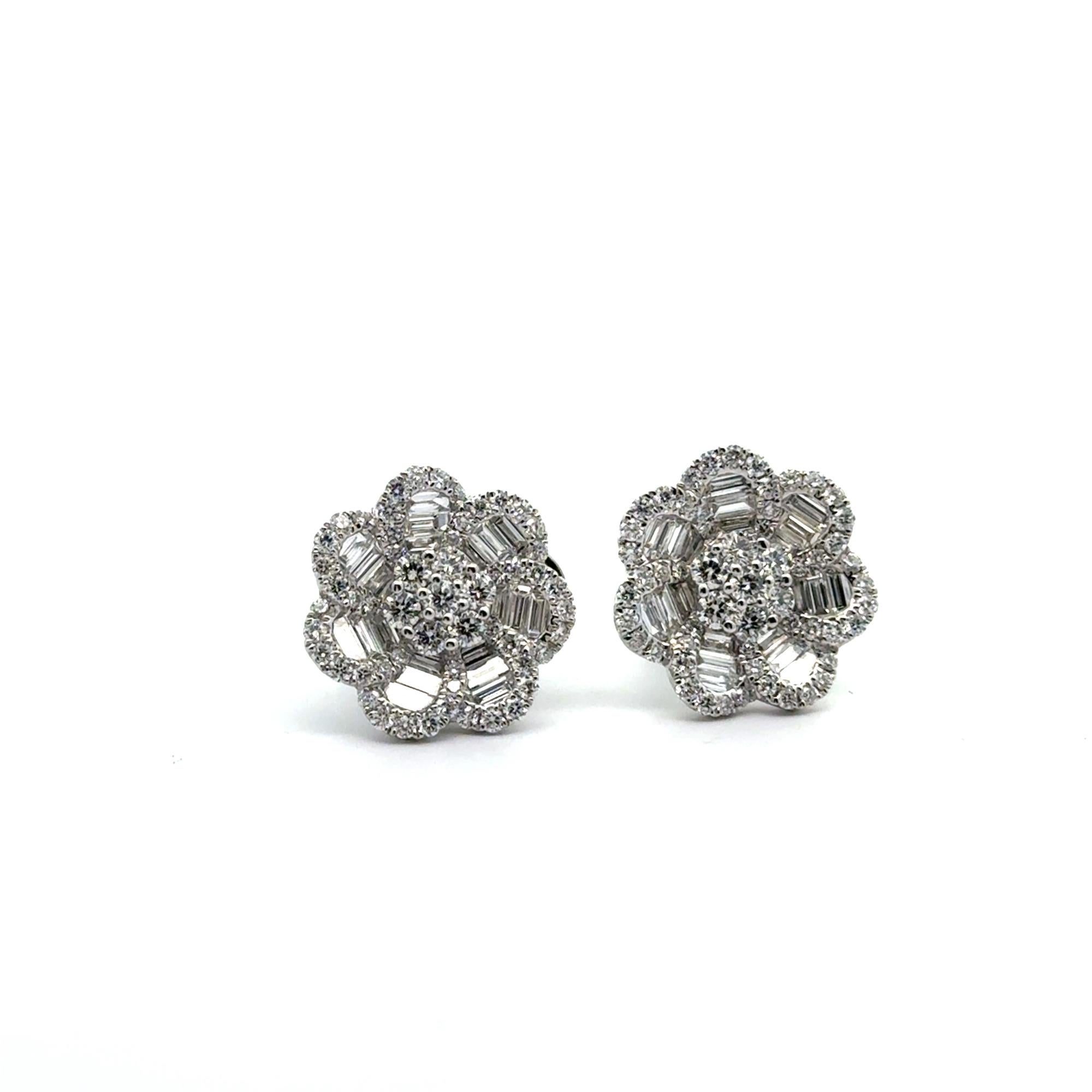 18K White Gold Baguette & Round Diamond Floral Cluster Earrings – 2.39CTS in vendita 1