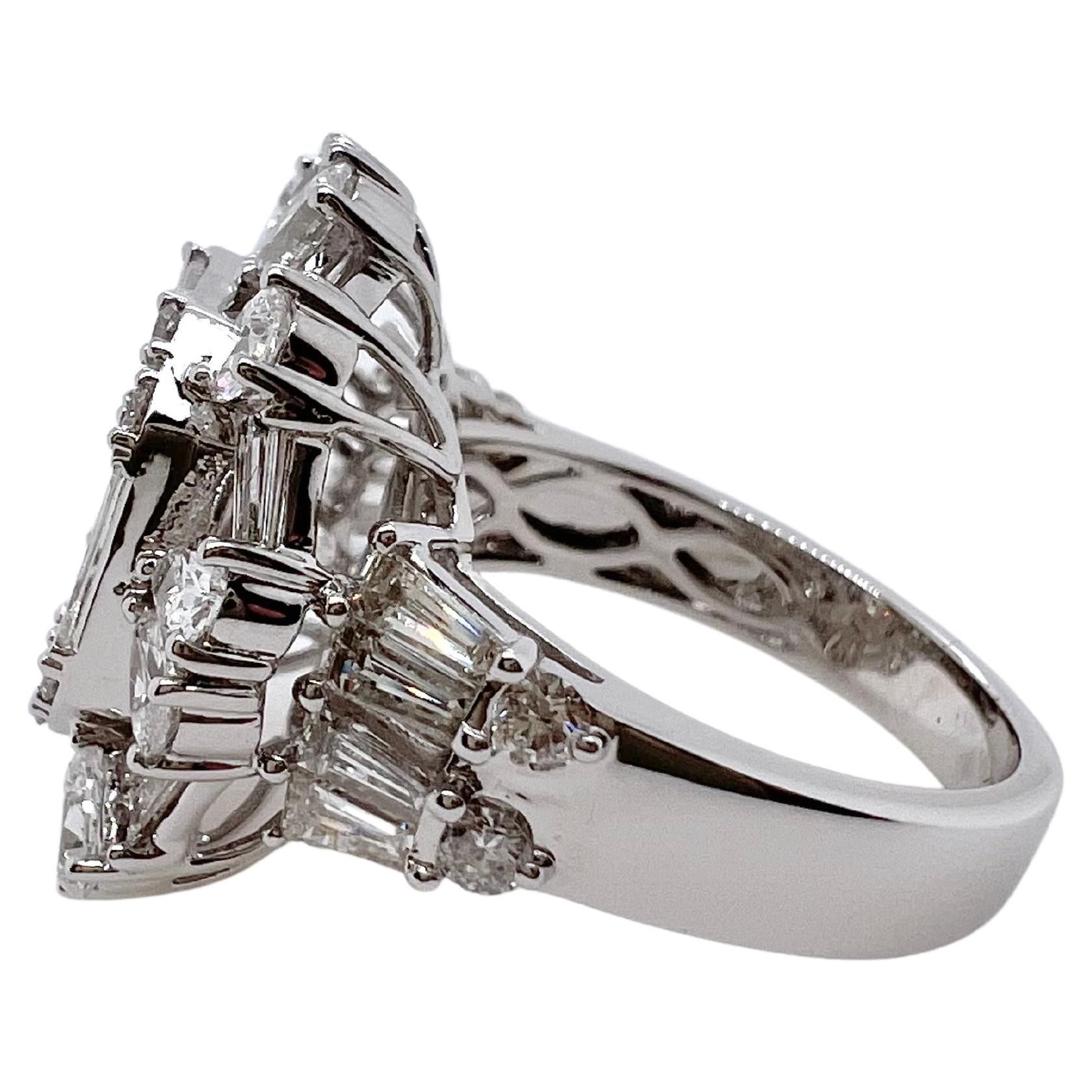 Dieses elegante Schmuckstück zieht alle Blicke auf sich.  Die schönen Diamant-Baguettes und Diamant-Birne
Die Formen sind sorgfältig angeordnet und ergeben ein schönes Mosaikdesign.  Die runden Brillanten akzentuieren die
verbleibenden Ring, um