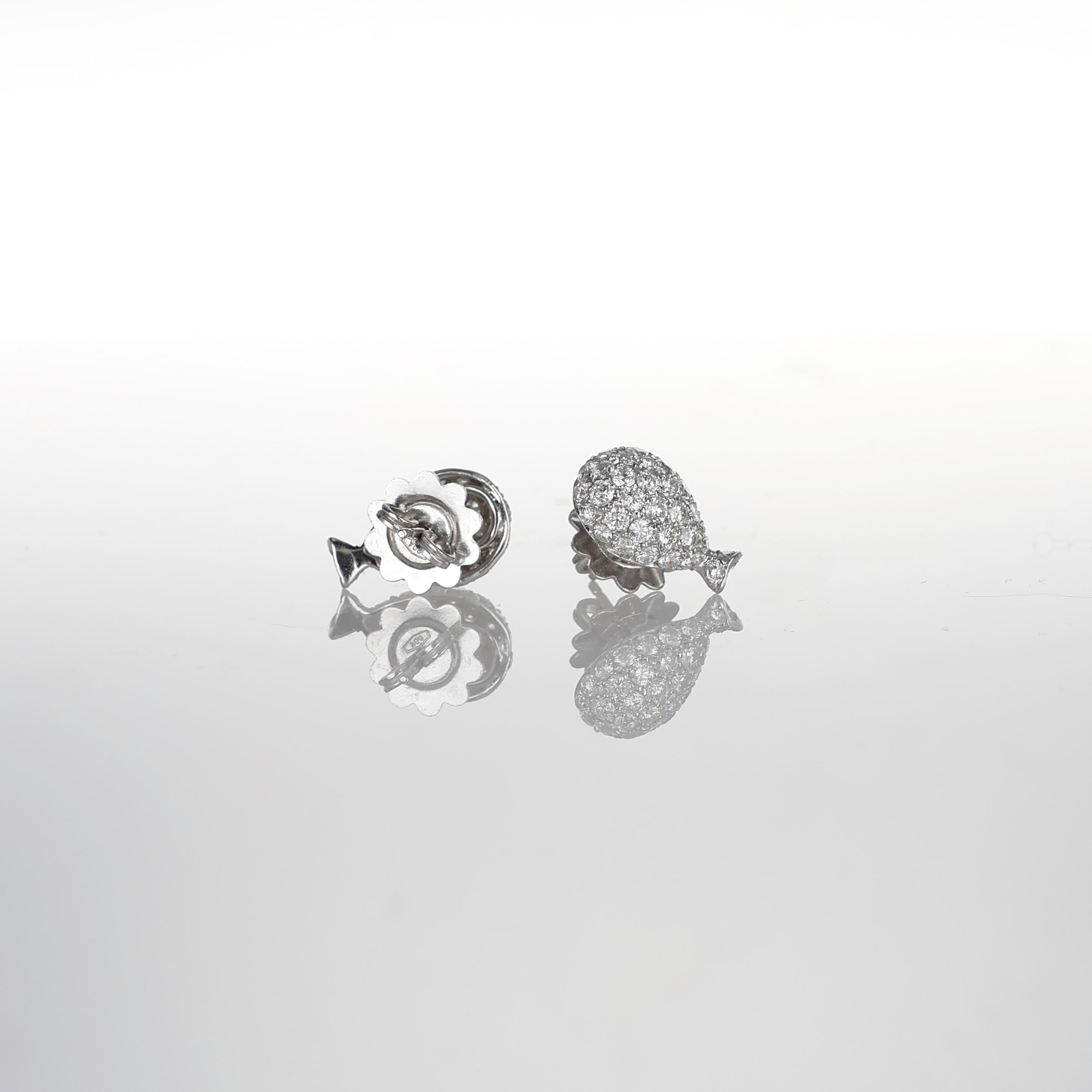 Dal design giocoso e allo stesso tempo elegante, questi orecchini a perno in oro bianco 18 carati hanno la forma stravagante di piccoli palloncini, interamente tempestati di diamanti taglio brillante per un totale di 2,24 carati. L'incastonatura a