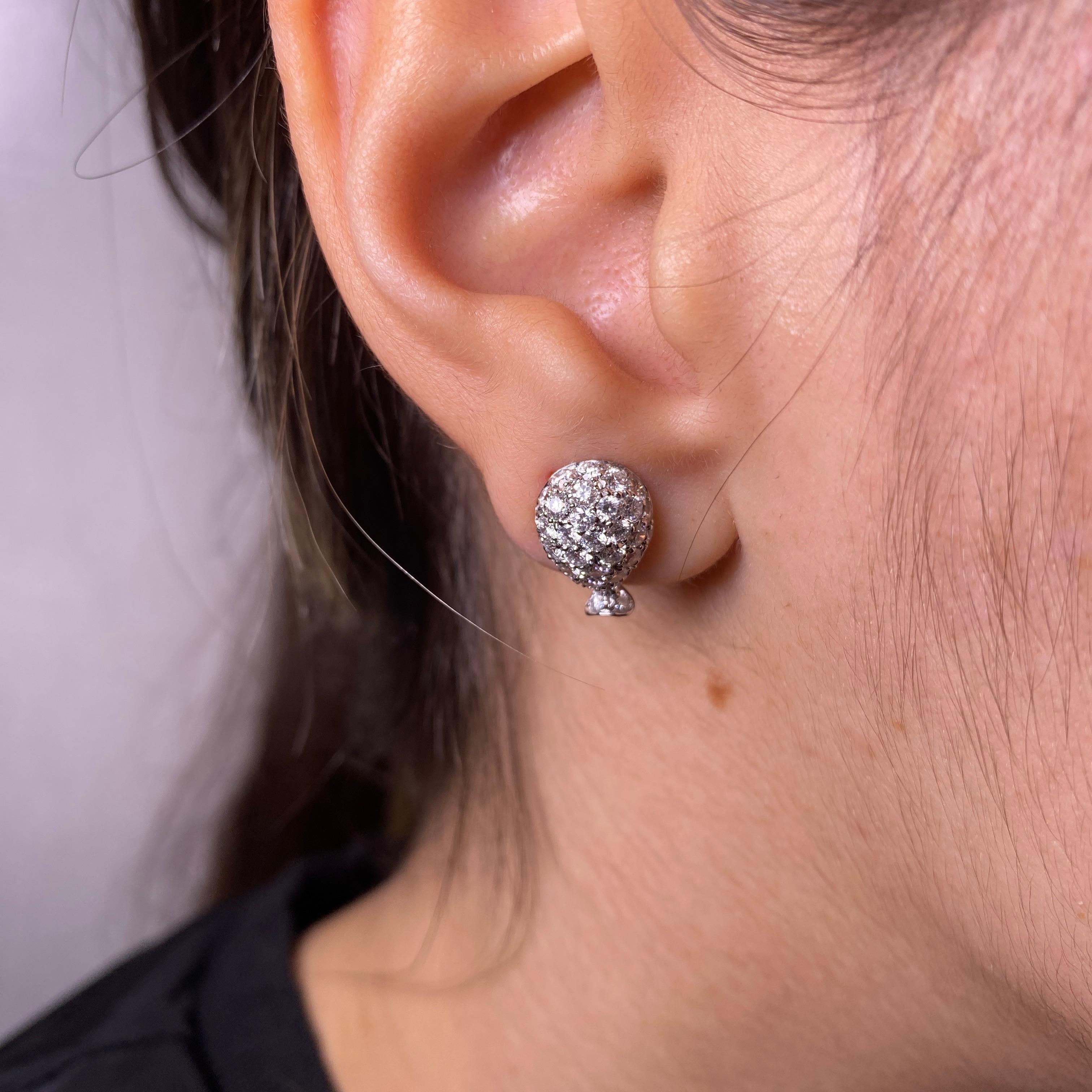 Orecchini con diamanti a forma di palloncino in oro bianco 18K in vendita 3