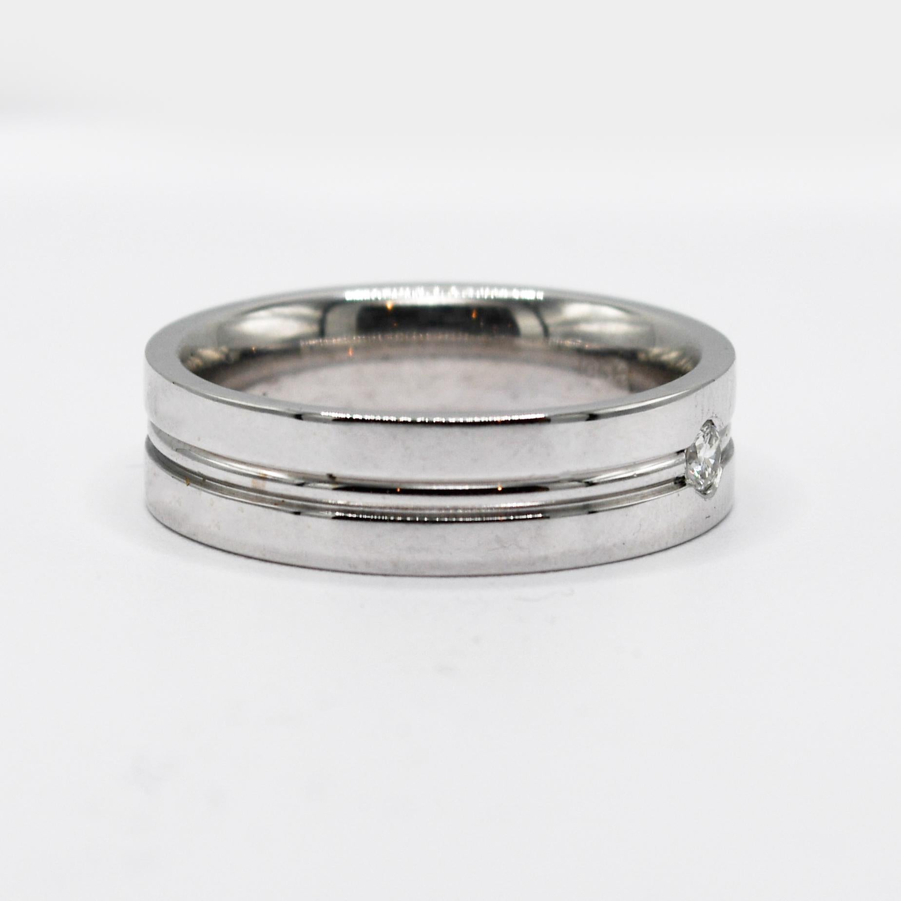 Men's 18k white gold wedding band with diamond.
Stamped 18k and weighs 13 grams.
The diamond is a round brilliant cut, .11 carats ,G to H color, VS clarity.
The band measures 6.5mm wide.
Comfort fit.
Ring size is 10 1/2.
Like new condition.