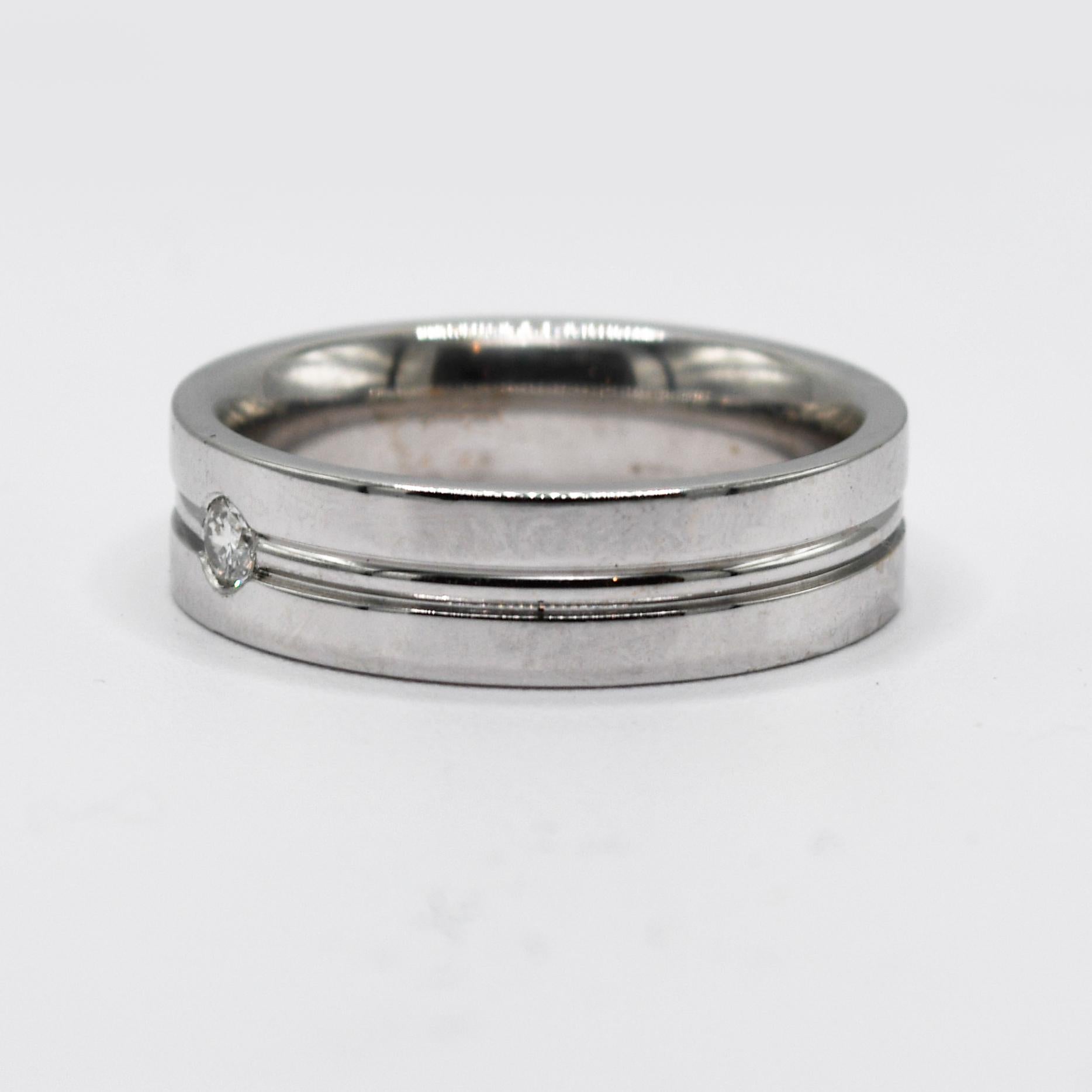 18K White Gold Band Ring, .10ct, 13g In Excellent Condition For Sale In Laguna Beach, CA