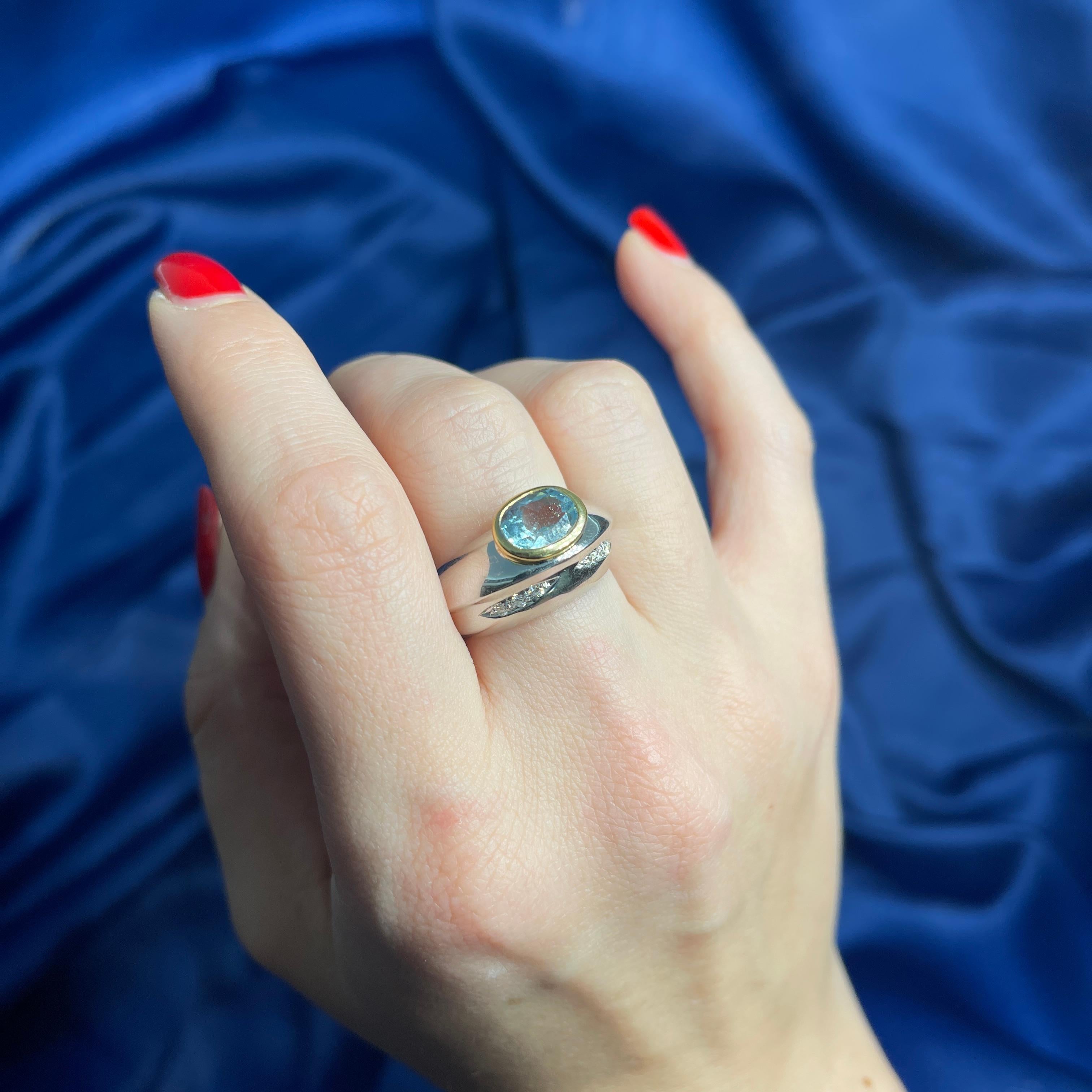 18K White Gold Band Ring with 1.78-Carat Aquamarine and Diamonds For Sale 2