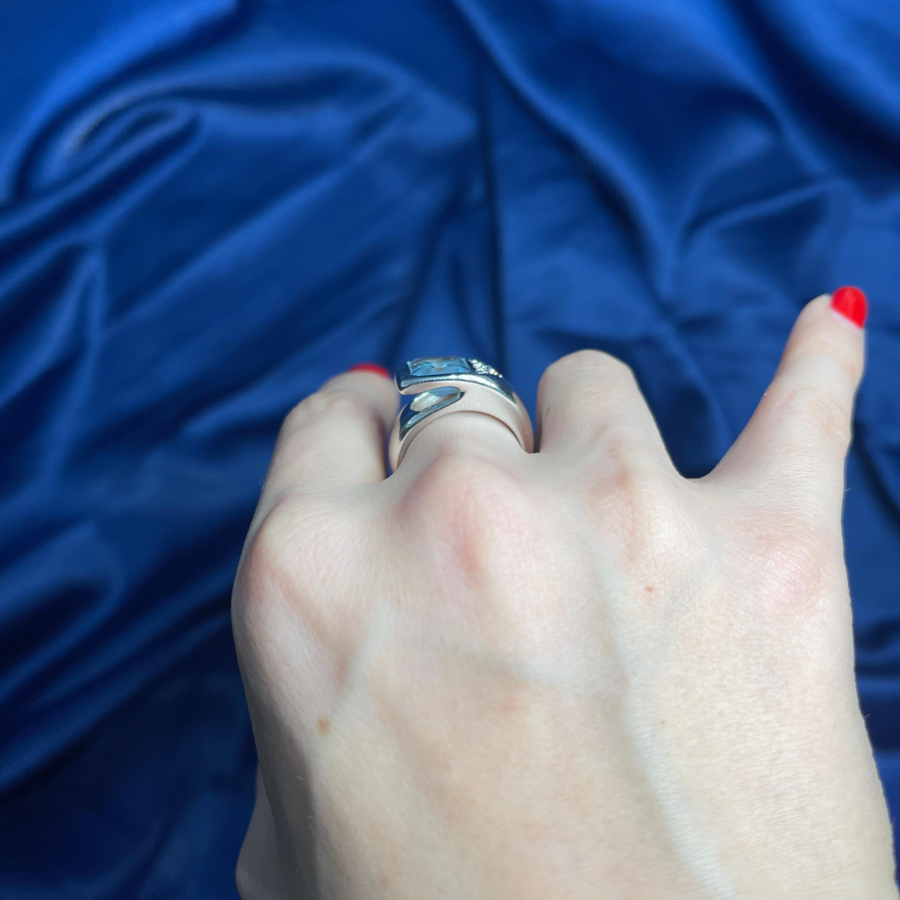 18K White Gold Band Ring with Emerald-Cut Aquamarine and Diamonds For Sale 5