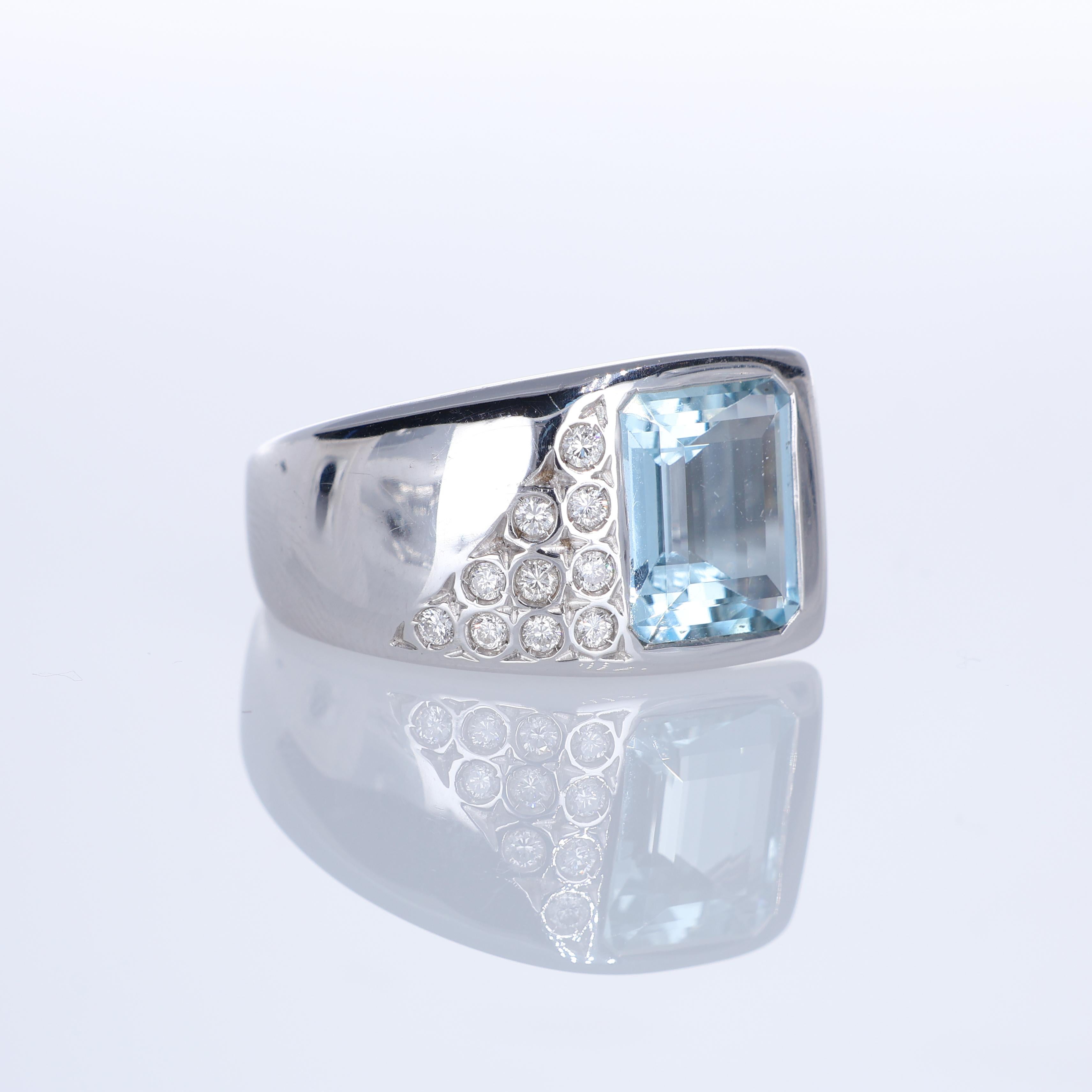 Brilliant Cut 18K White Gold Band Ring with Emerald-Cut Aquamarine and Diamonds For Sale