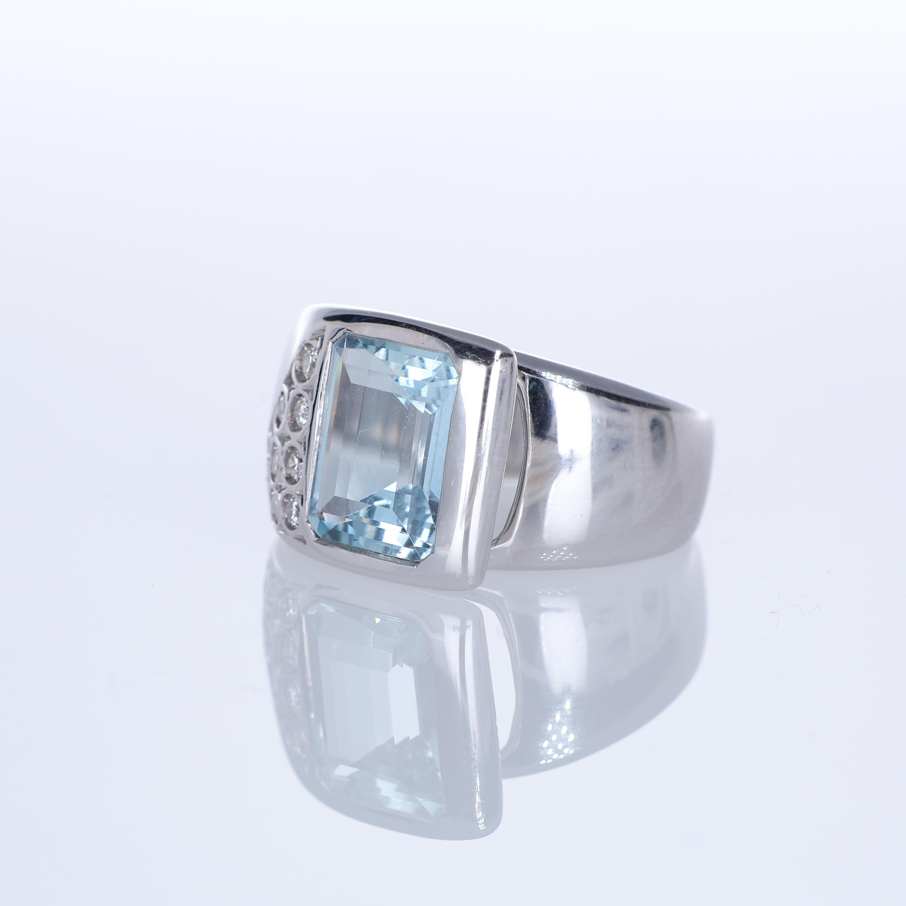 18K White Gold Band Ring with Emerald-Cut Aquamarine and Diamonds In New Condition For Sale In Bergamo, BG