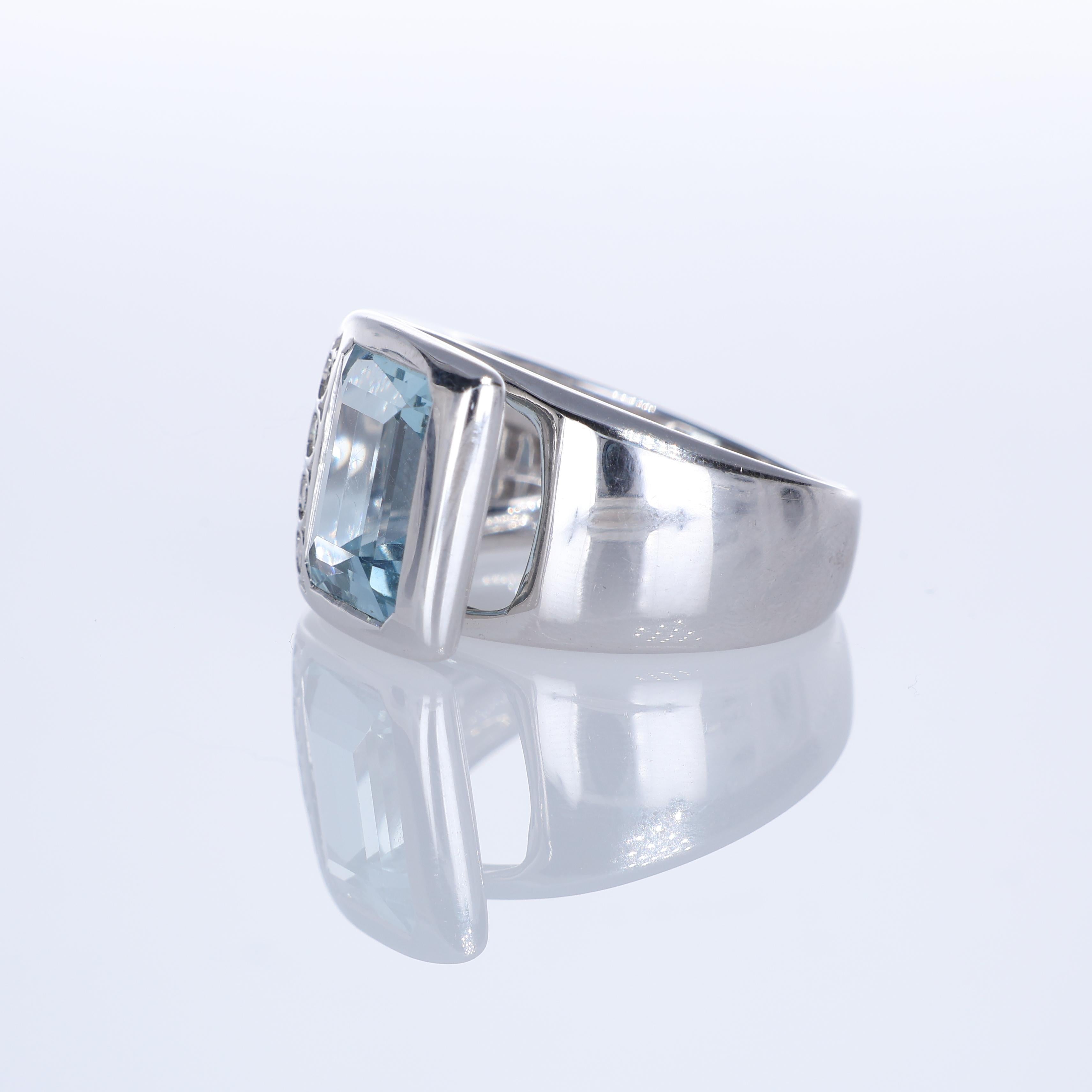 Women's or Men's 18K White Gold Band Ring with Emerald-Cut Aquamarine and Diamonds For Sale