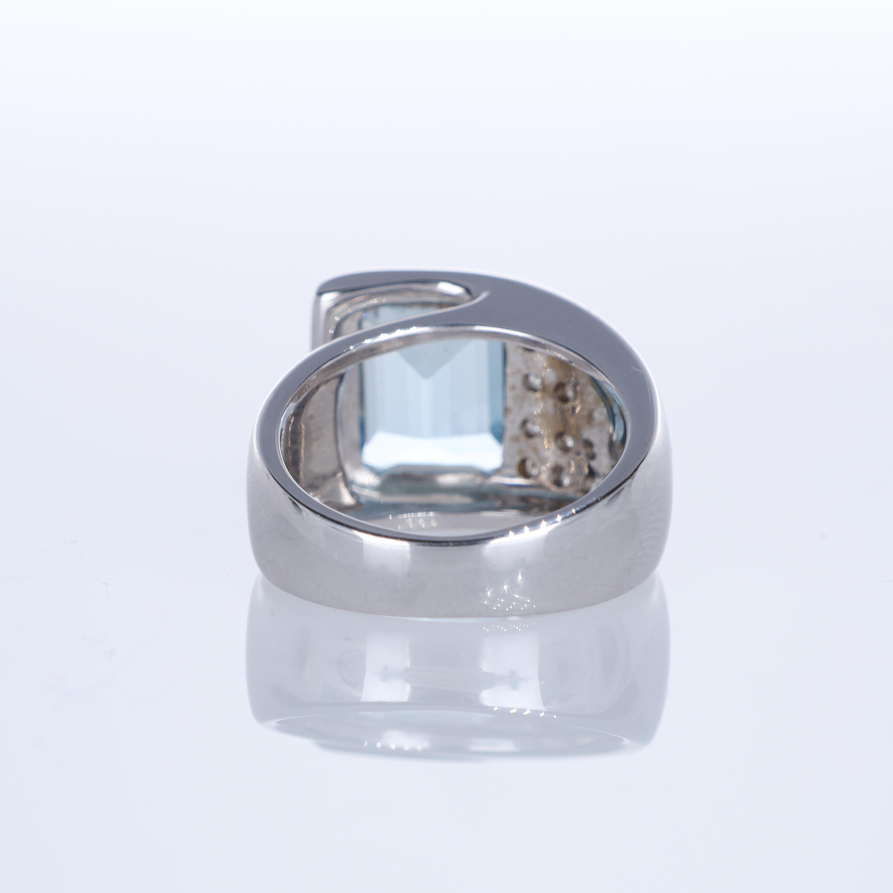 18K White Gold Band Ring with Emerald-Cut Aquamarine and Diamonds For Sale 1