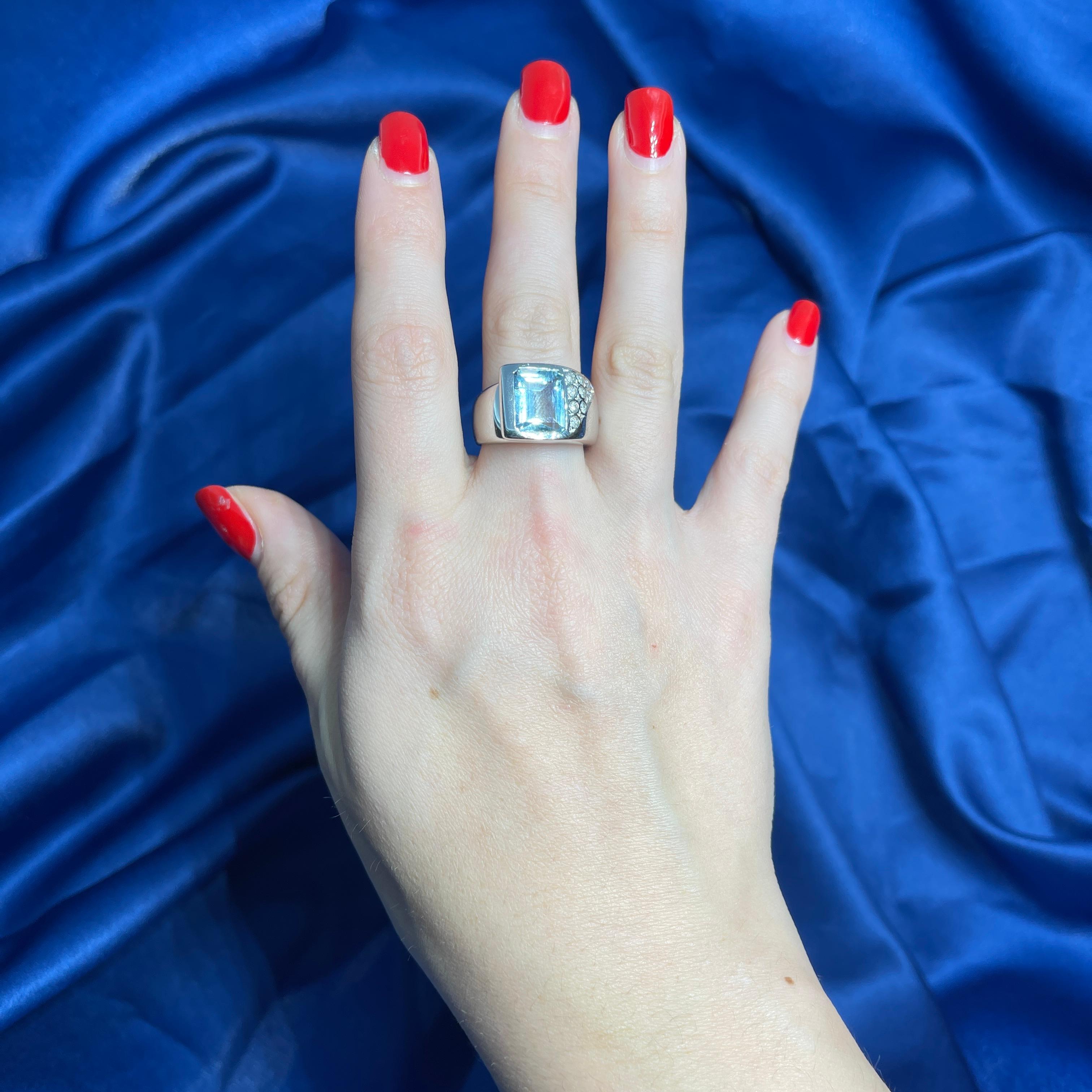 18K White Gold Band Ring with Emerald-Cut Aquamarine and Diamonds For Sale 2