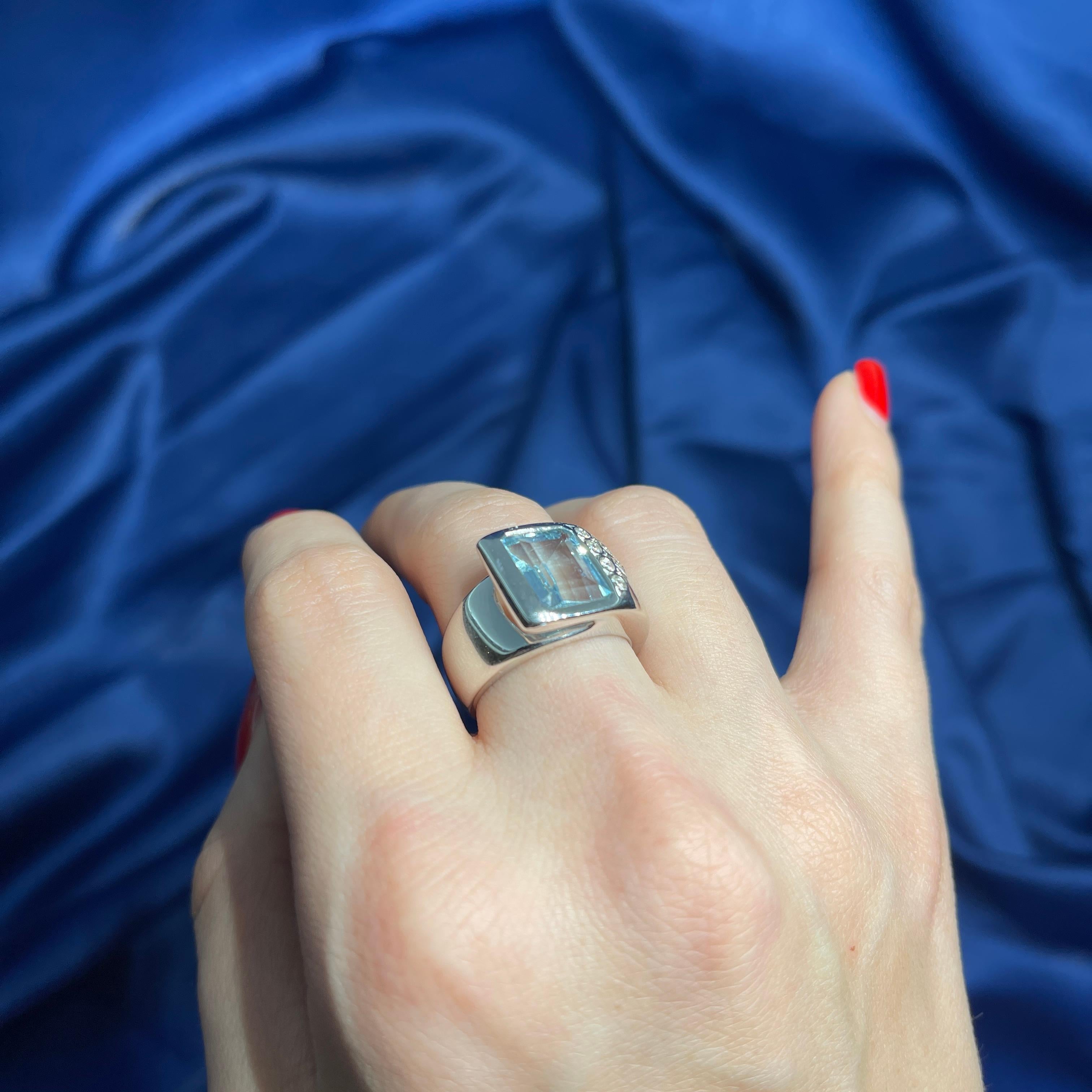 18K White Gold Band Ring with Emerald-Cut Aquamarine and Diamonds For Sale 3