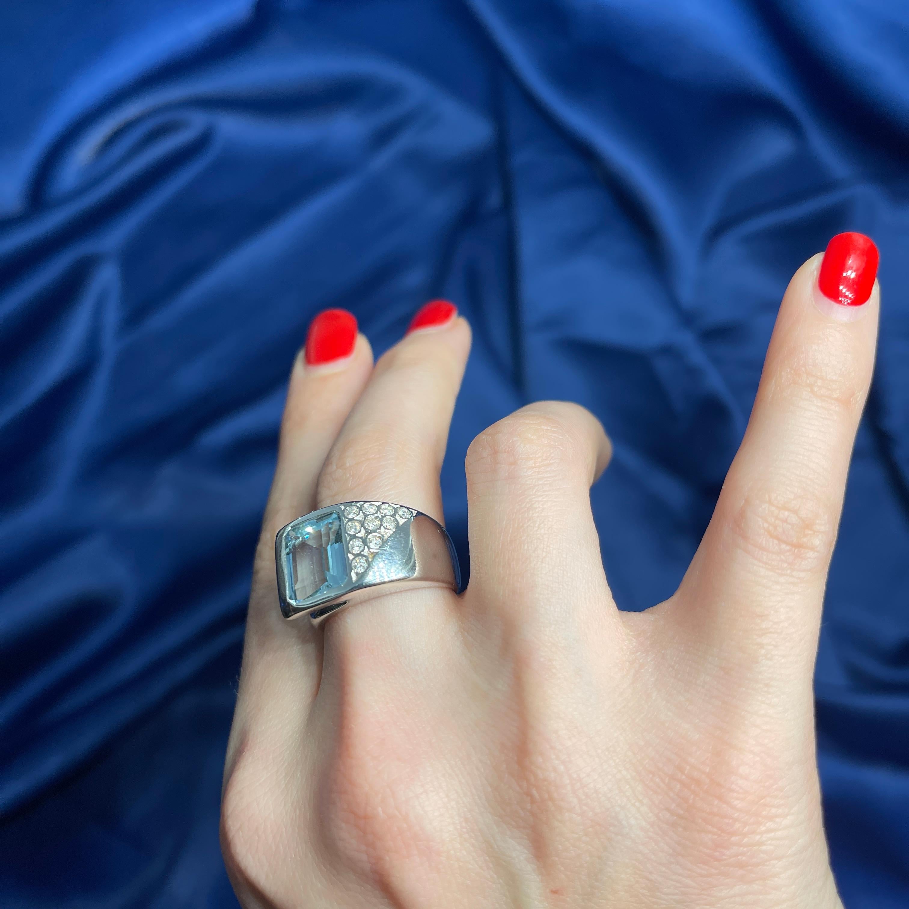 18K White Gold Band Ring with Emerald-Cut Aquamarine and Diamonds For Sale 4
