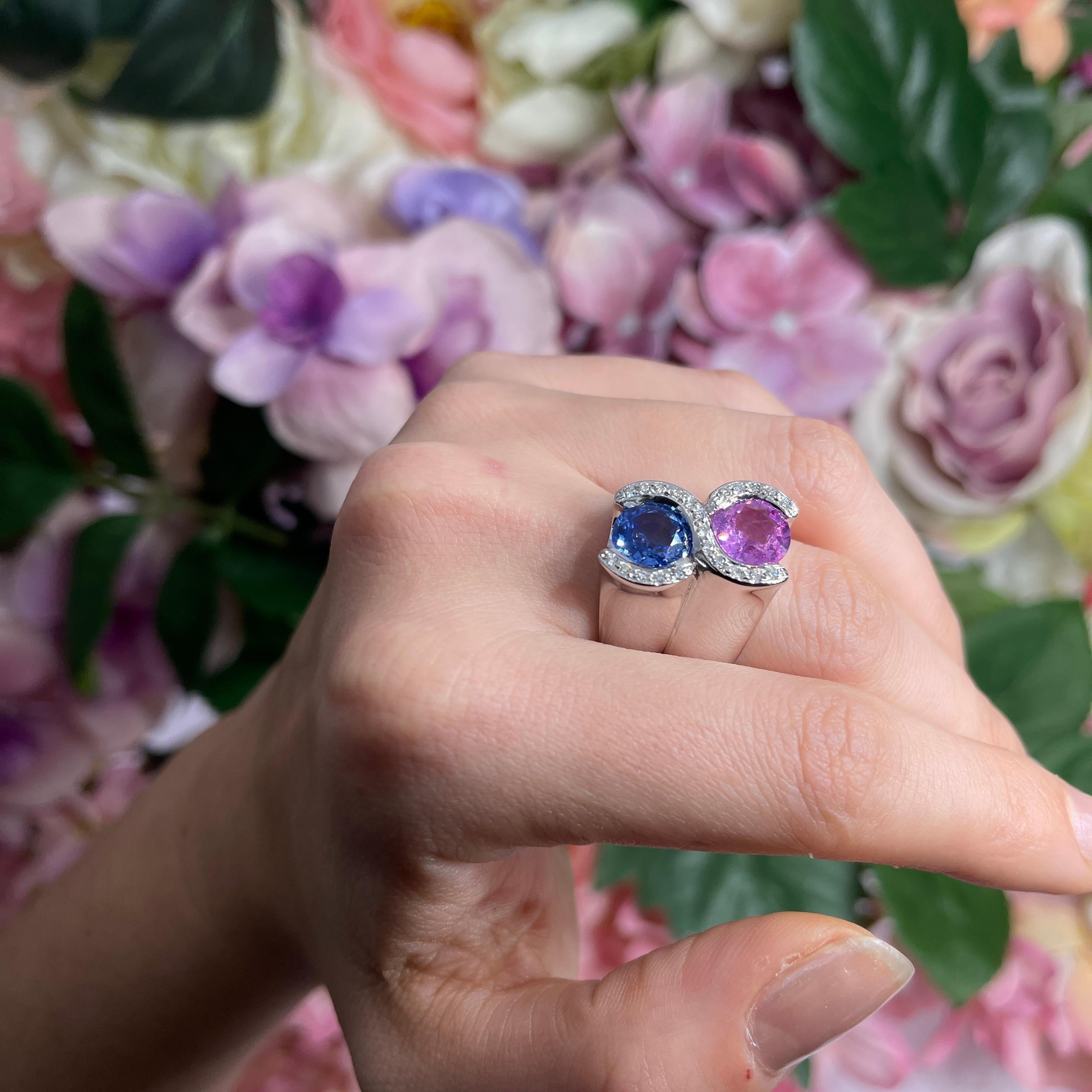 18K White Gold Band Ring with Pink and Blue Sapphires For Sale 3