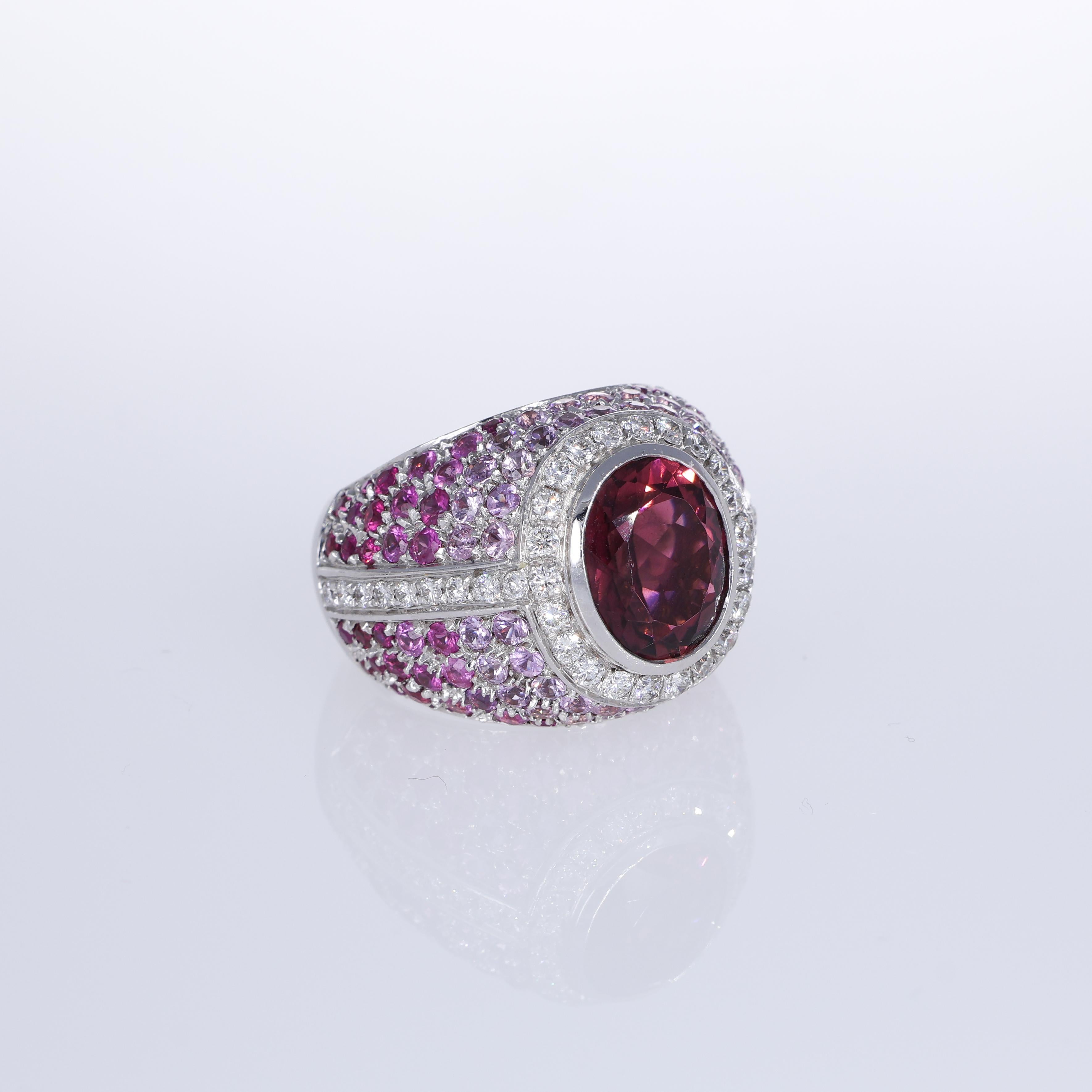18K White Gold Band Ring with Pink Tourmaline, Pink Sapphires, and White Diamond In New Condition For Sale In Bergamo, BG