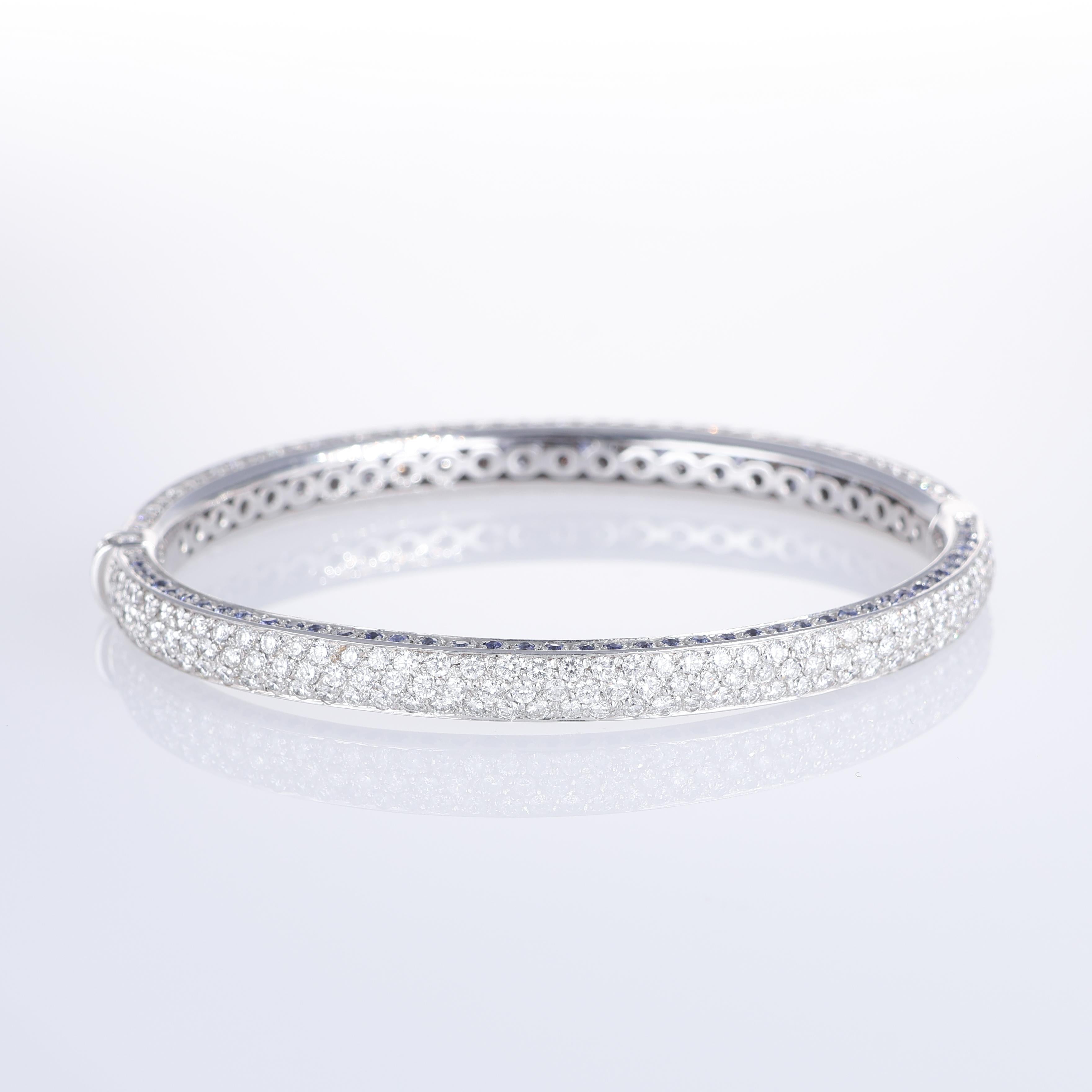 18K White Gold Bangle Bracelet with Diamonds and Blue Sapphires In New Condition For Sale In Bergamo, BG