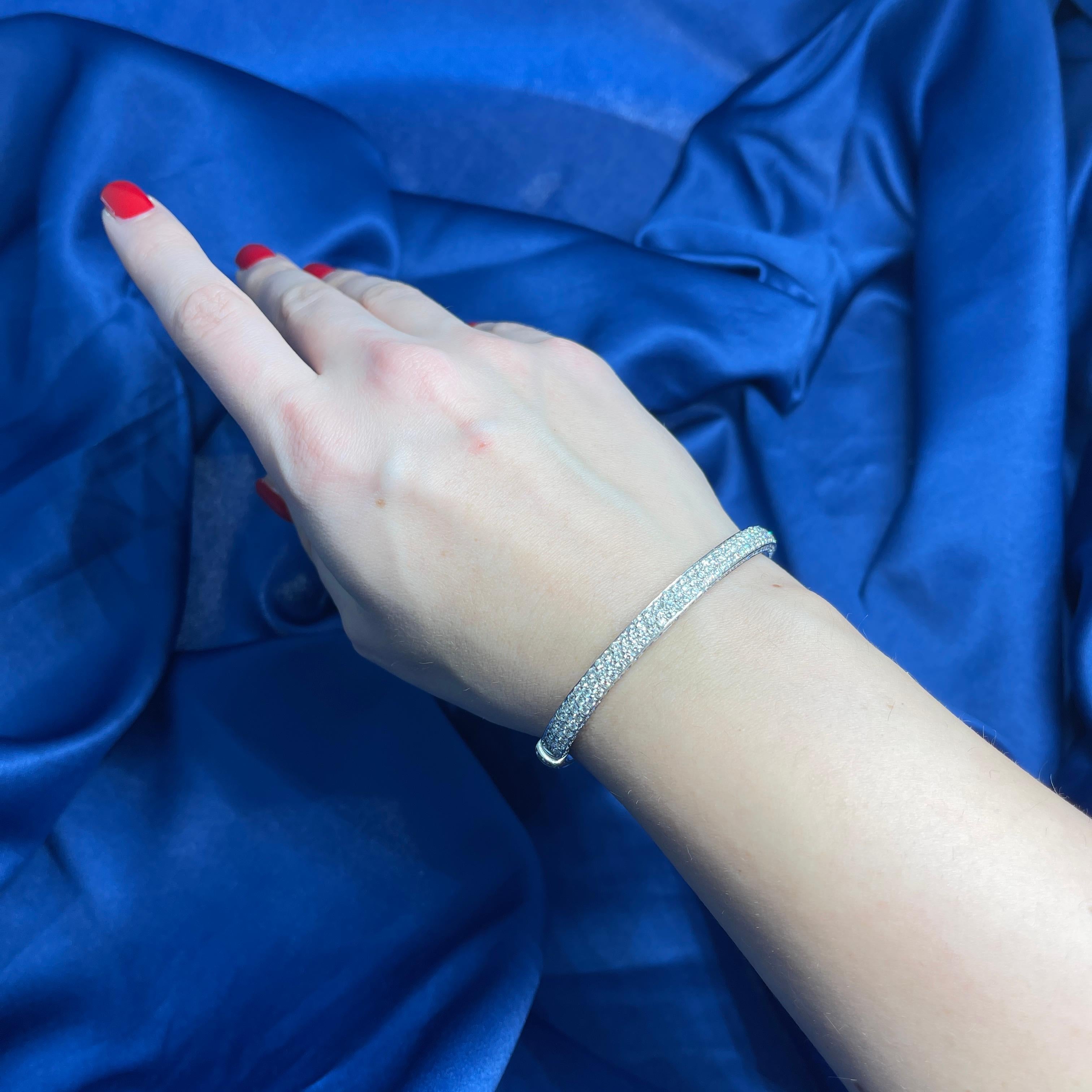 18K White Gold Bangle Bracelet with Diamonds and Blue Sapphires For Sale 2