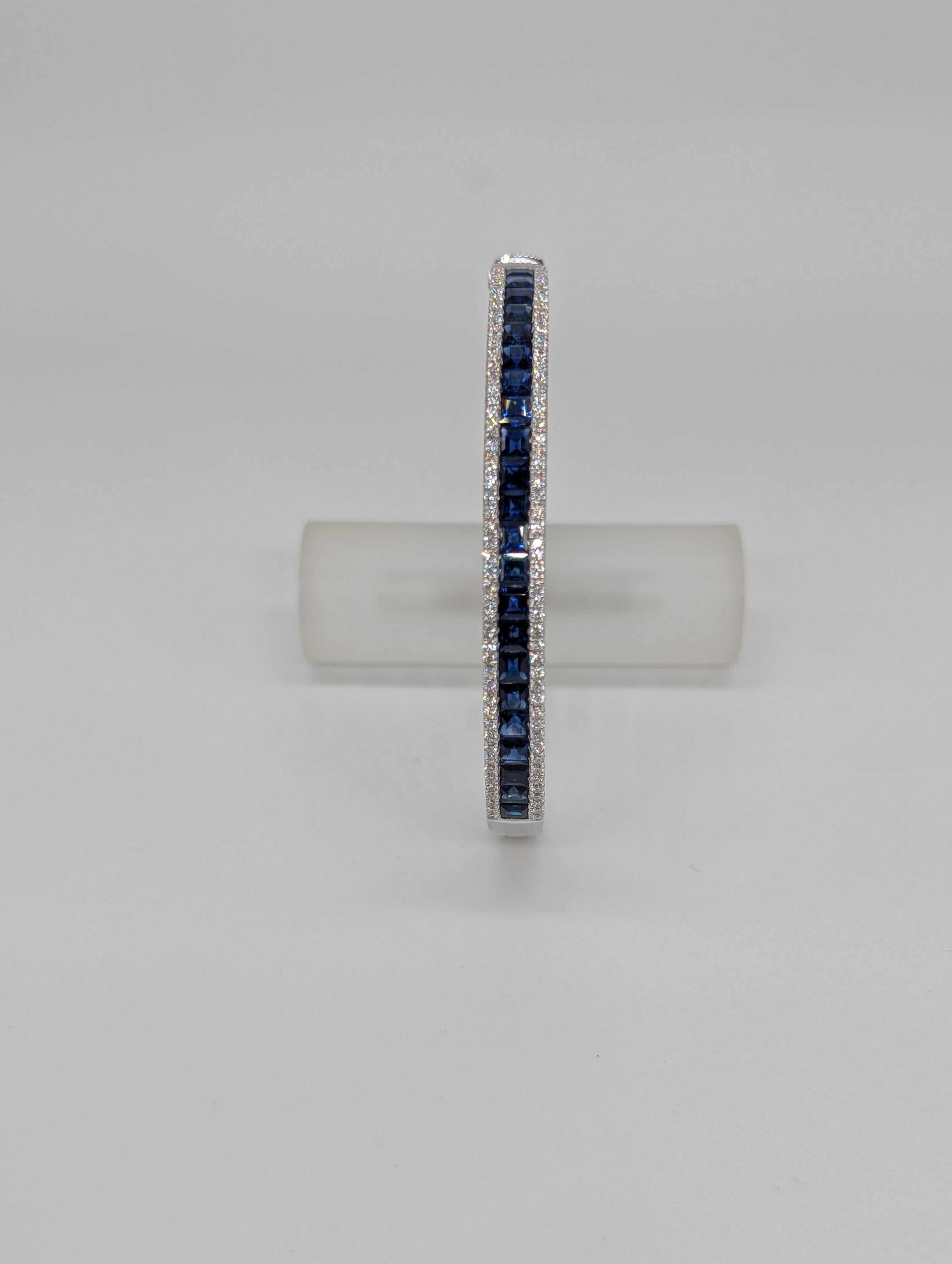 Questo elegante braccialetto in oro bianco 18 carati presenta una splendida composizione di zaffiri taglio principessa per un totale di 5,36 carati, completati da 1 carato di diamanti scintillanti. Il design elegante mette in risalto i vibranti