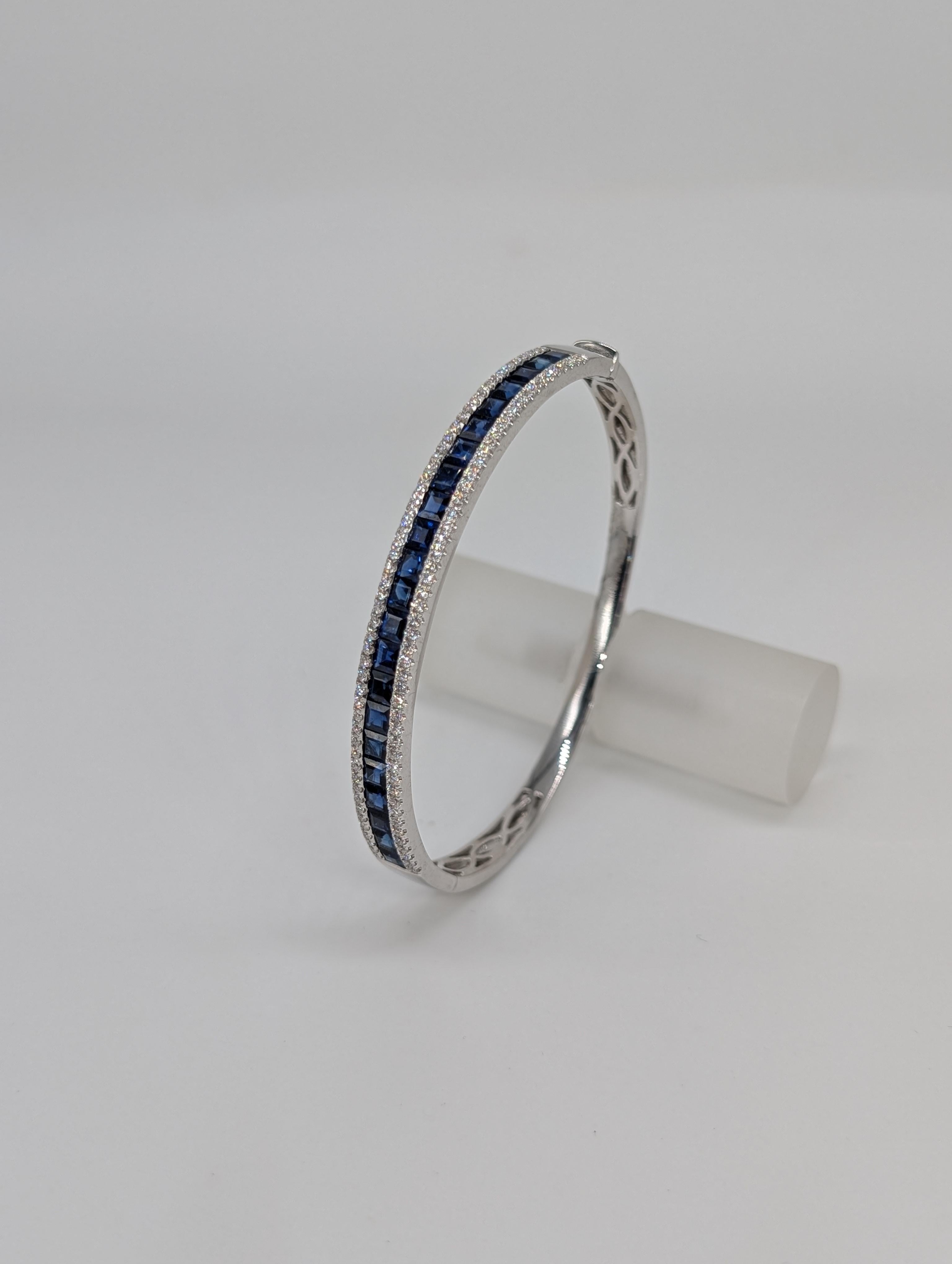 Bangle in oro bianco 18k con zaffiri taglio Princess e diamanti taglio Round In condizioni Nuovo in vendita a New York, US