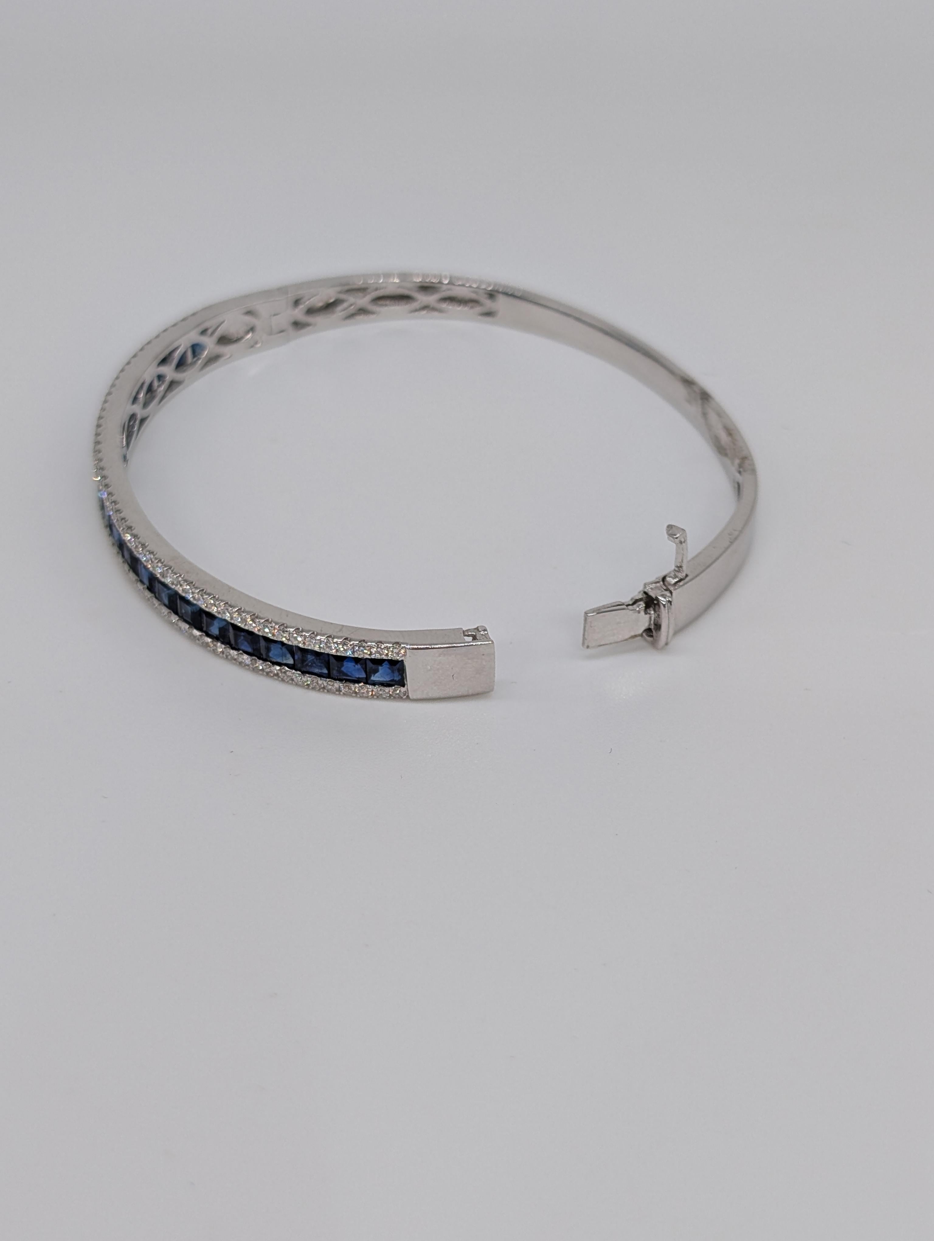 Donna Bangle in oro bianco 18k con zaffiri taglio Princess e diamanti taglio Round in vendita