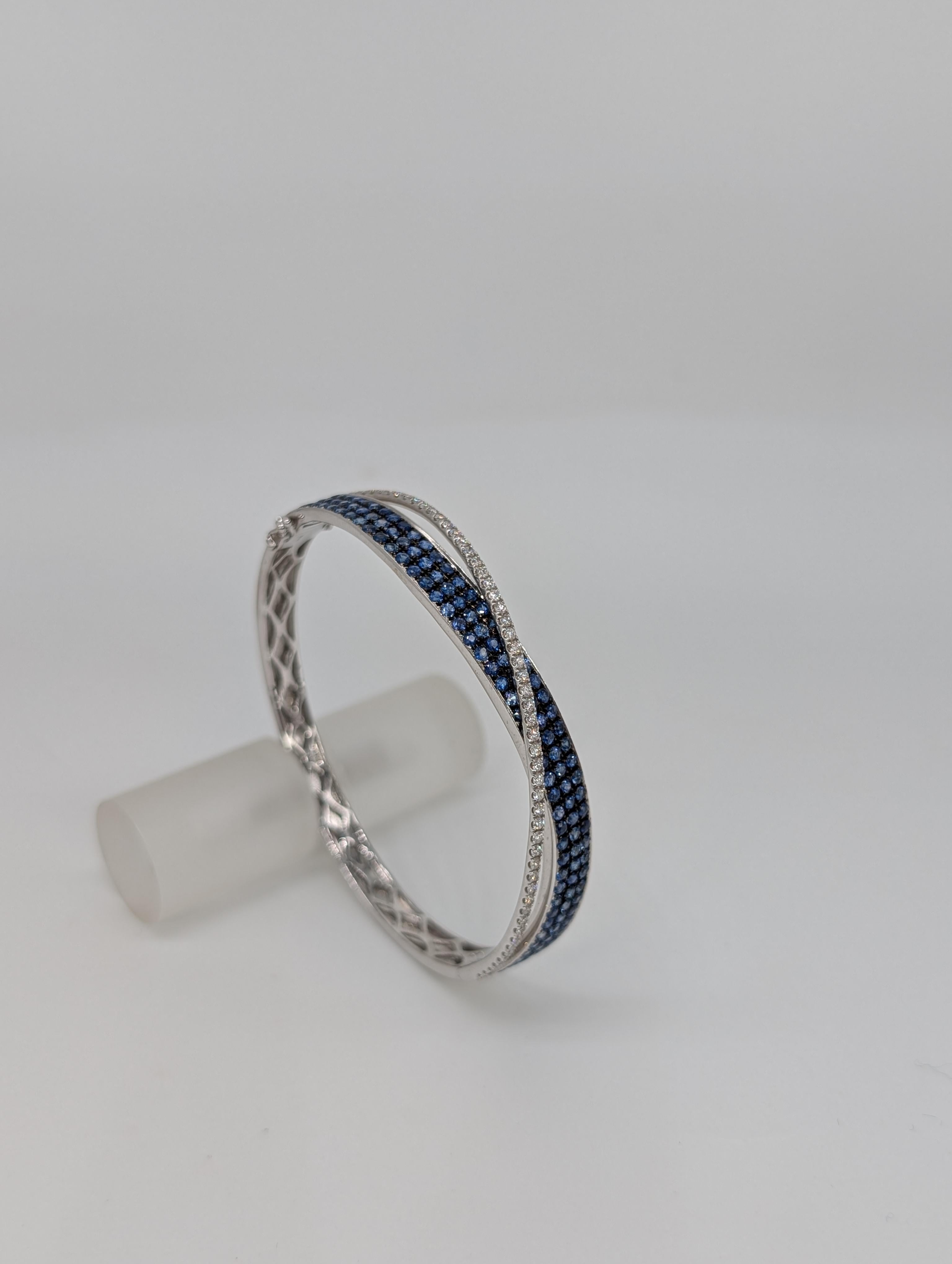 Armreif aus 18 Karat Weißgold mit Saphiren im Rundschliff und Diamanten Damen im Angebot