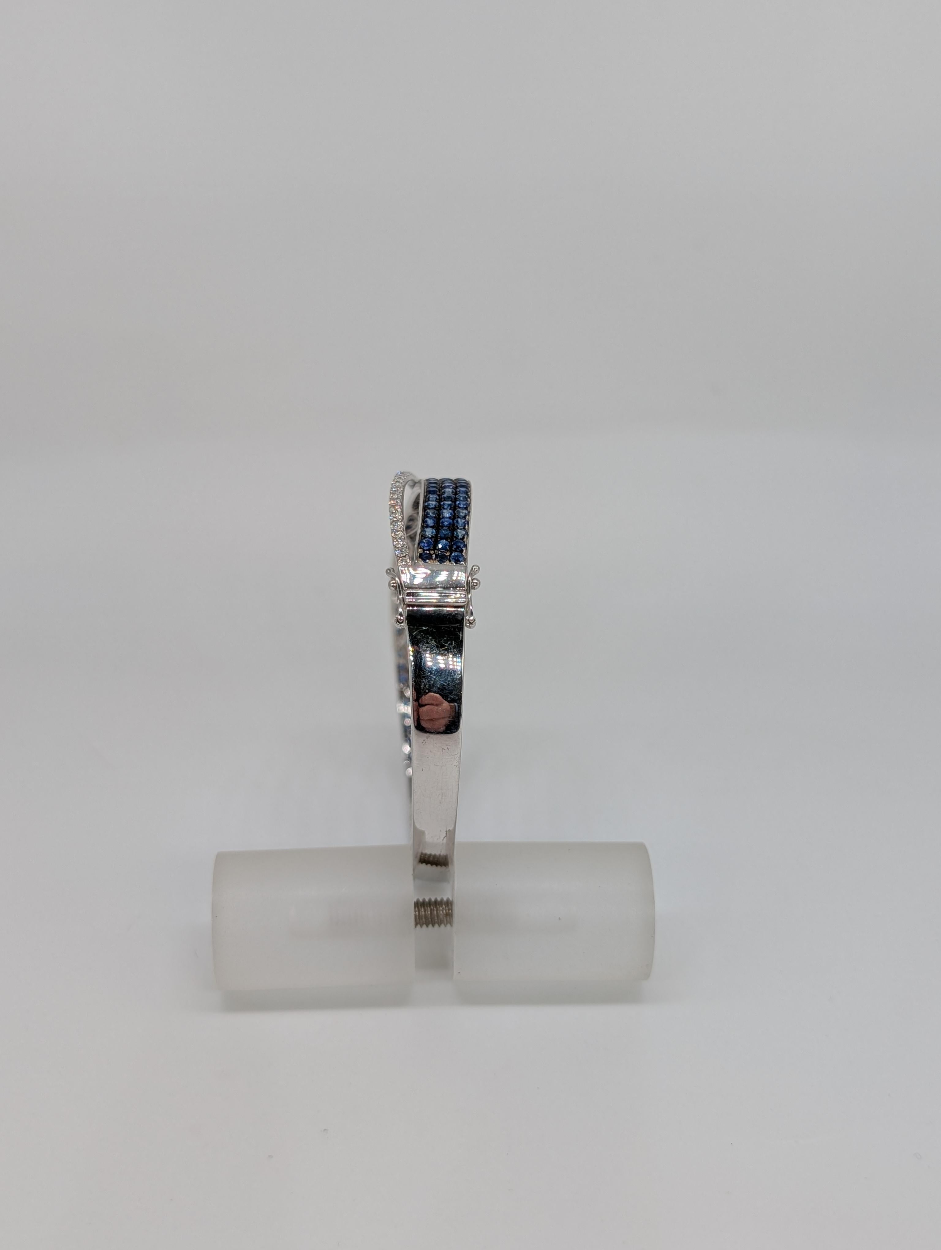 Armreif aus 18 Karat Weißgold mit Saphiren im Rundschliff und Diamanten im Angebot 1
