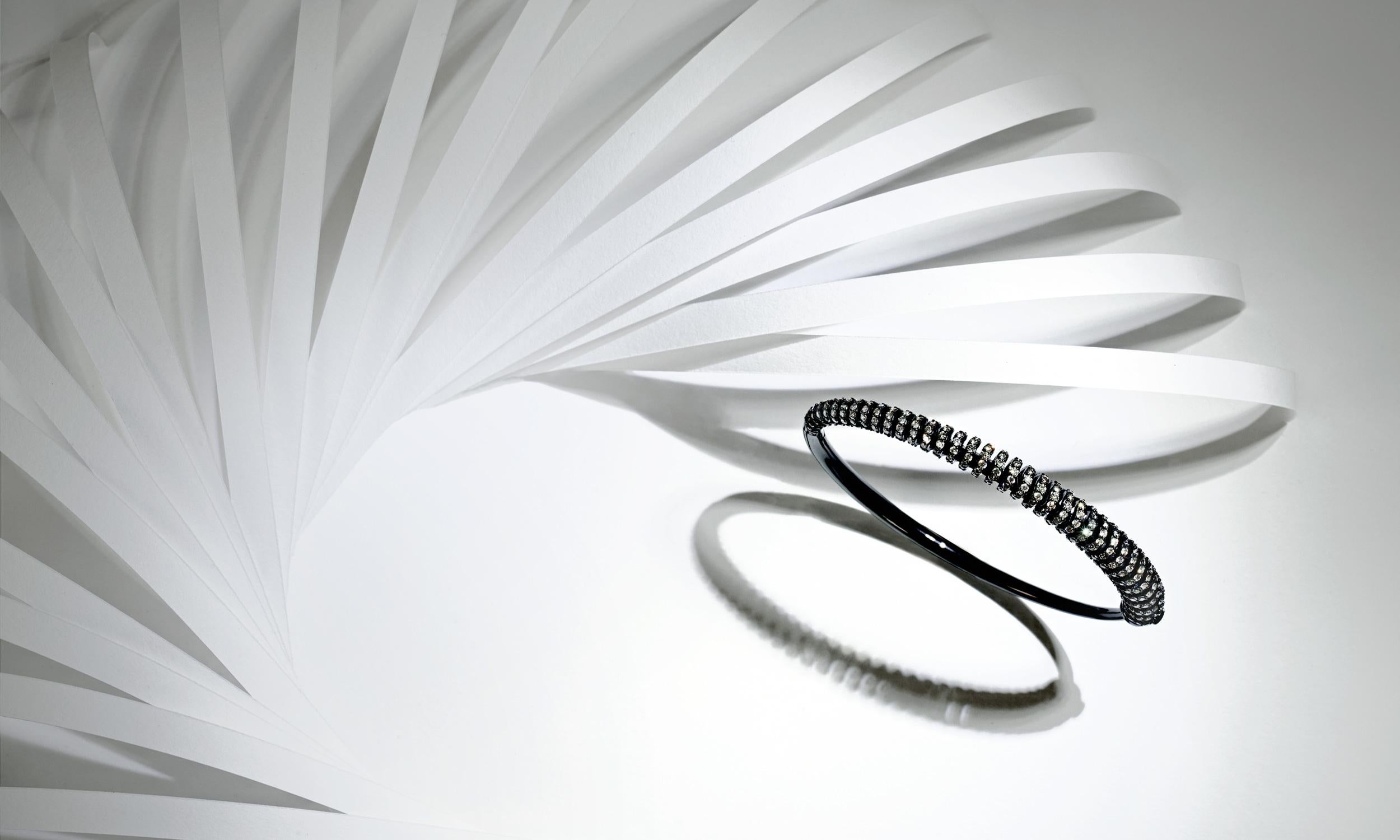 Contemporain Bracelet jonc en or blanc 18 carats, revêtement en ruthénium, diamants blancs 2,95 carats en vente
