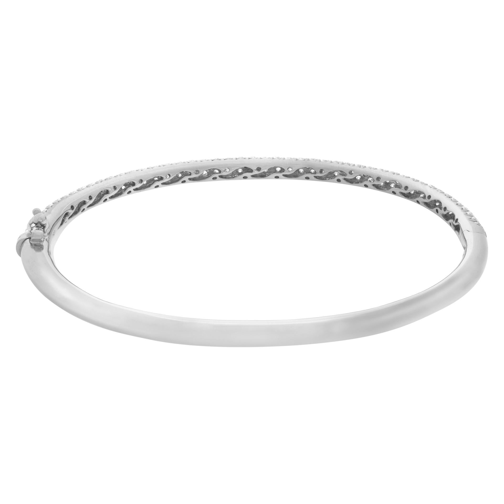 18k White Gold Bangle with 2.86 Carats in Round Brilliant Cut Pave Diamonds In Excellent Condition For Sale In Surfside, FL