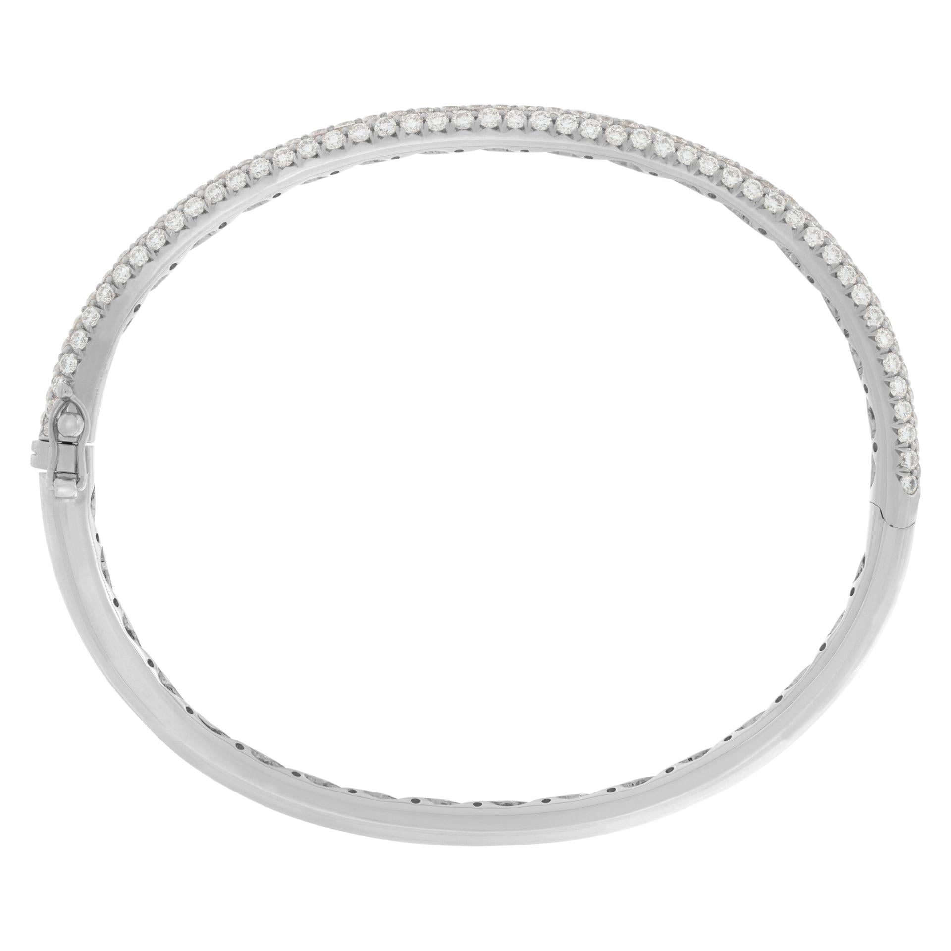 Women's 18k White Gold Bangle with 2.86 Carats in Round Brilliant Cut Pave Diamonds For Sale
