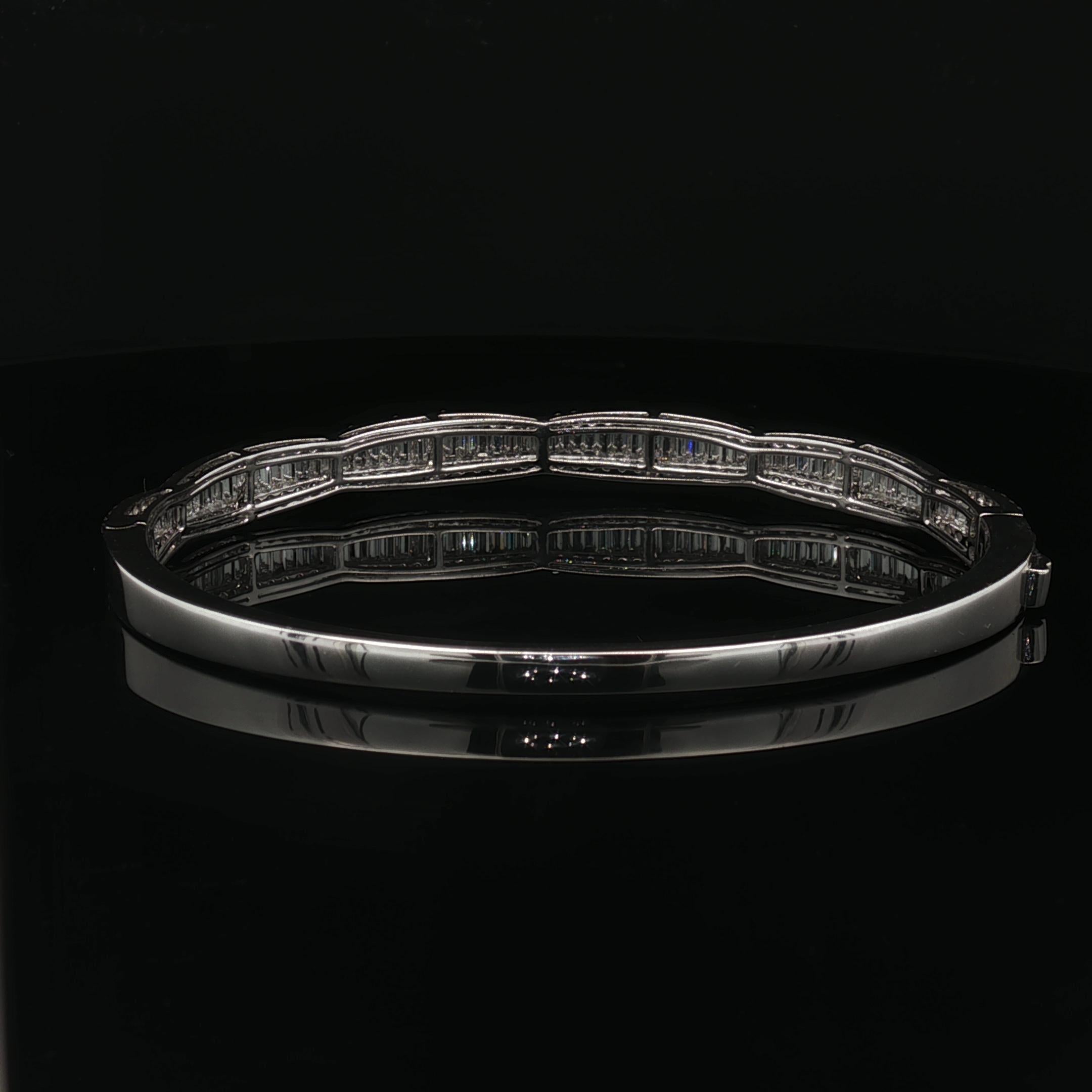 Artigiano Braccialetto in oro bianco 18K con diamanti rotondi e baguette in vendita