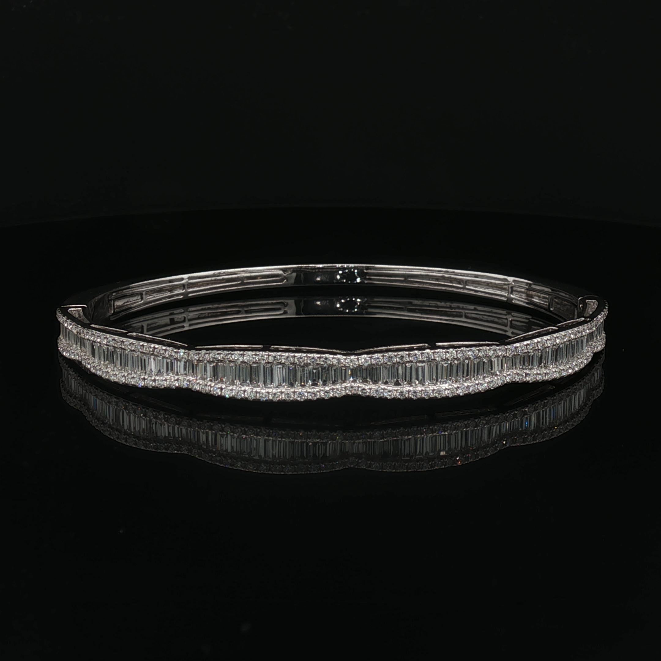 Taglio baguette Braccialetto in oro bianco 18K con diamanti rotondi e baguette in vendita