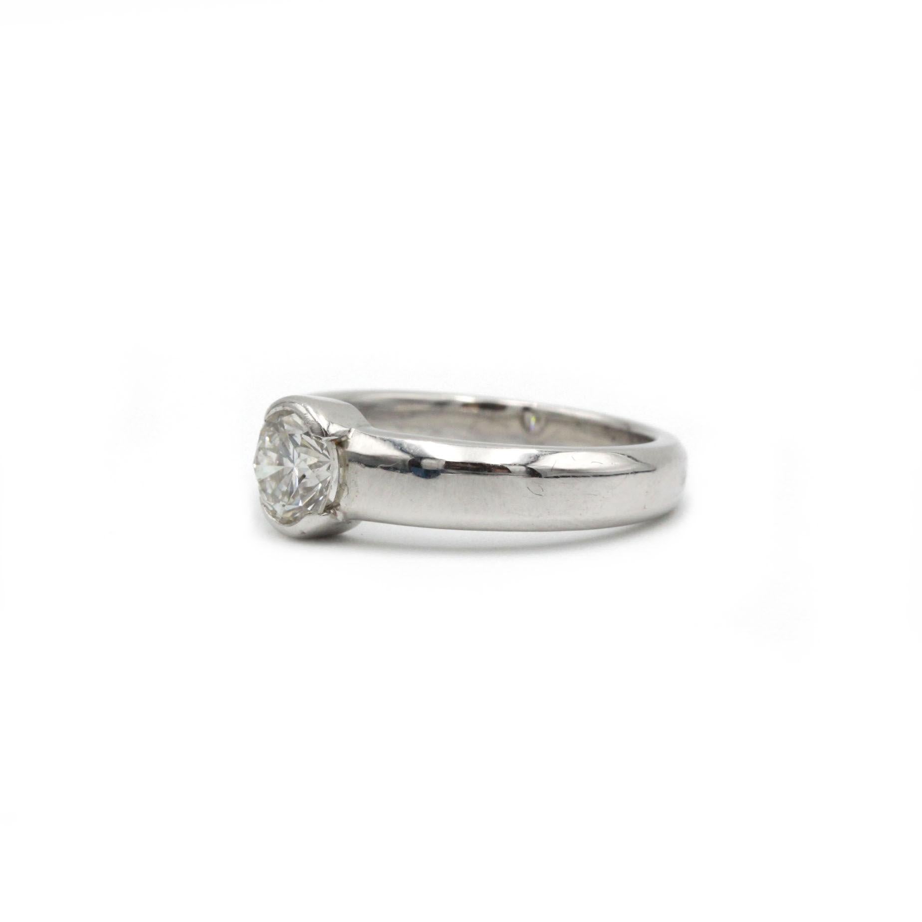 Dieser moderne Solitärring ist mit einem wunderschön proportionierten Diamanten im Brillantschliff von 0,80 Karat (Farbe: G, Reinheit: VS) besetzt, der sicher in einer eleganten Halbkugelfassung (Demi-Clos) gefasst ist. Das stromlinienförmige Band