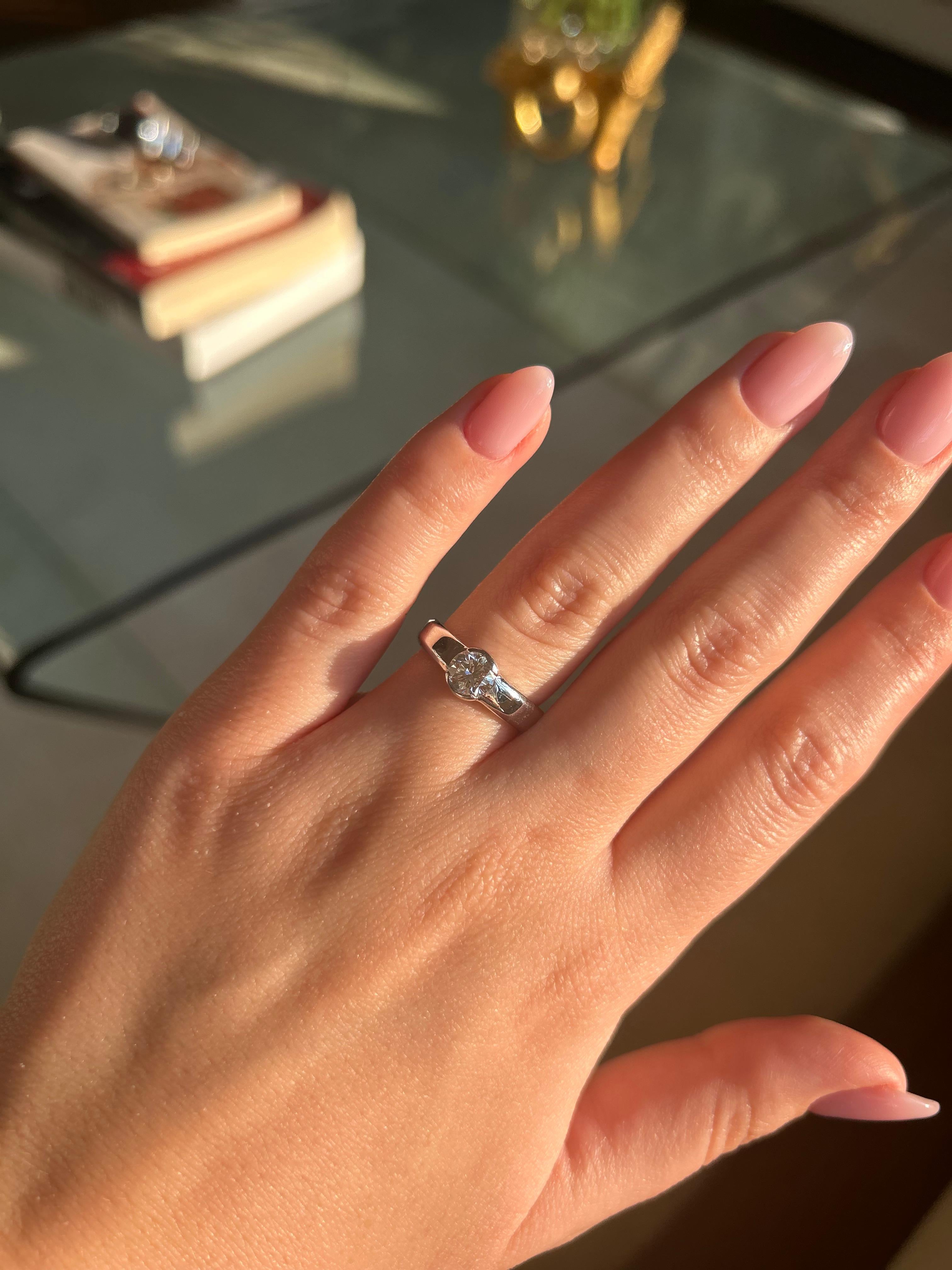 Dieser moderne Solitärring ist mit einem wunderschön proportionierten Diamanten im Brillantschliff von 0,80 Karat (Farbe: G, Reinheit: VS) besetzt, der sicher in einer eleganten Halbkugelfassung (Demi-Clos) gefasst ist. Das stromlinienförmige Band