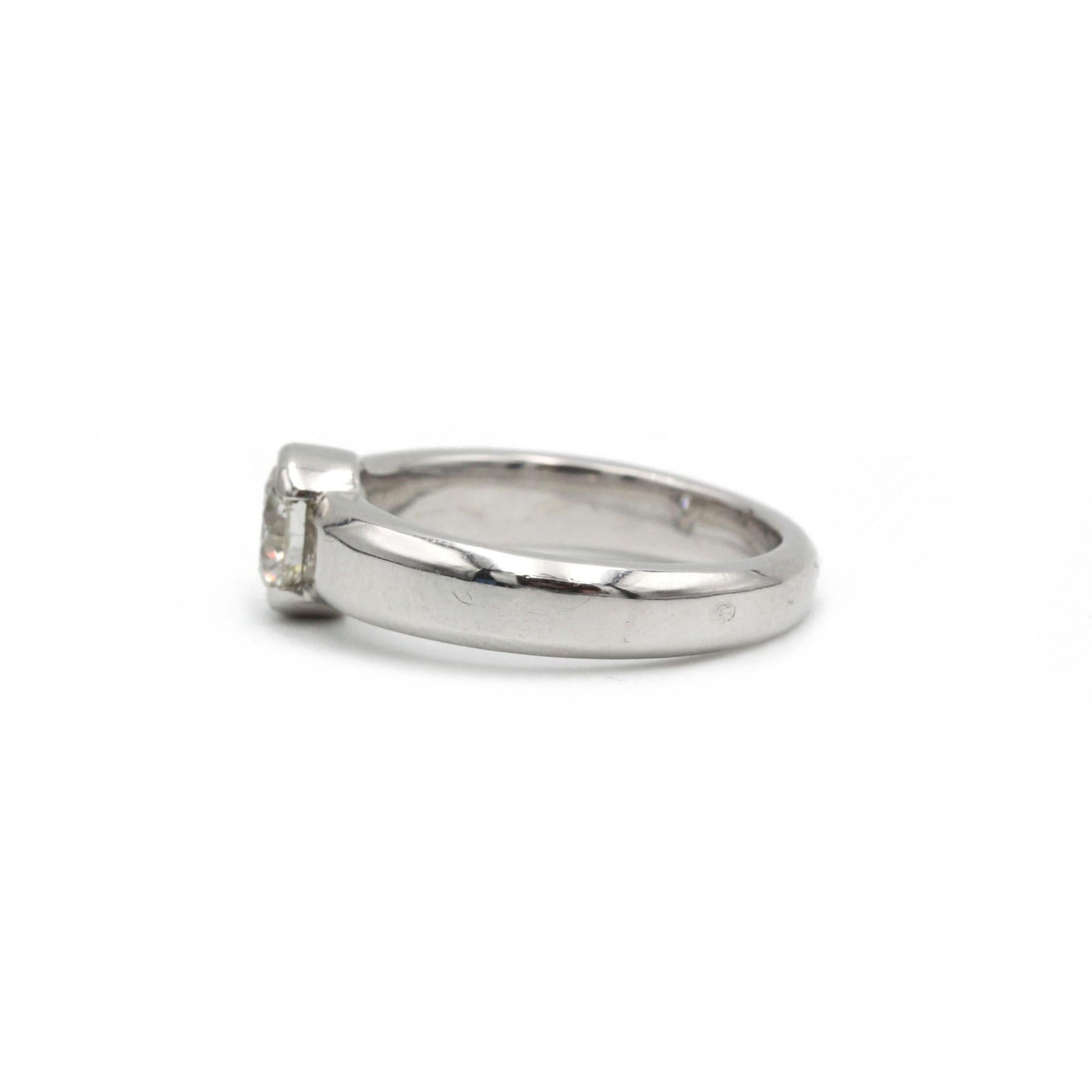 18 Karat Weißgold Solitär-Ring mit 0,80 Karat Diamant im Brillantschliff in Lünettenfassung (Zeitgenössisch) im Angebot