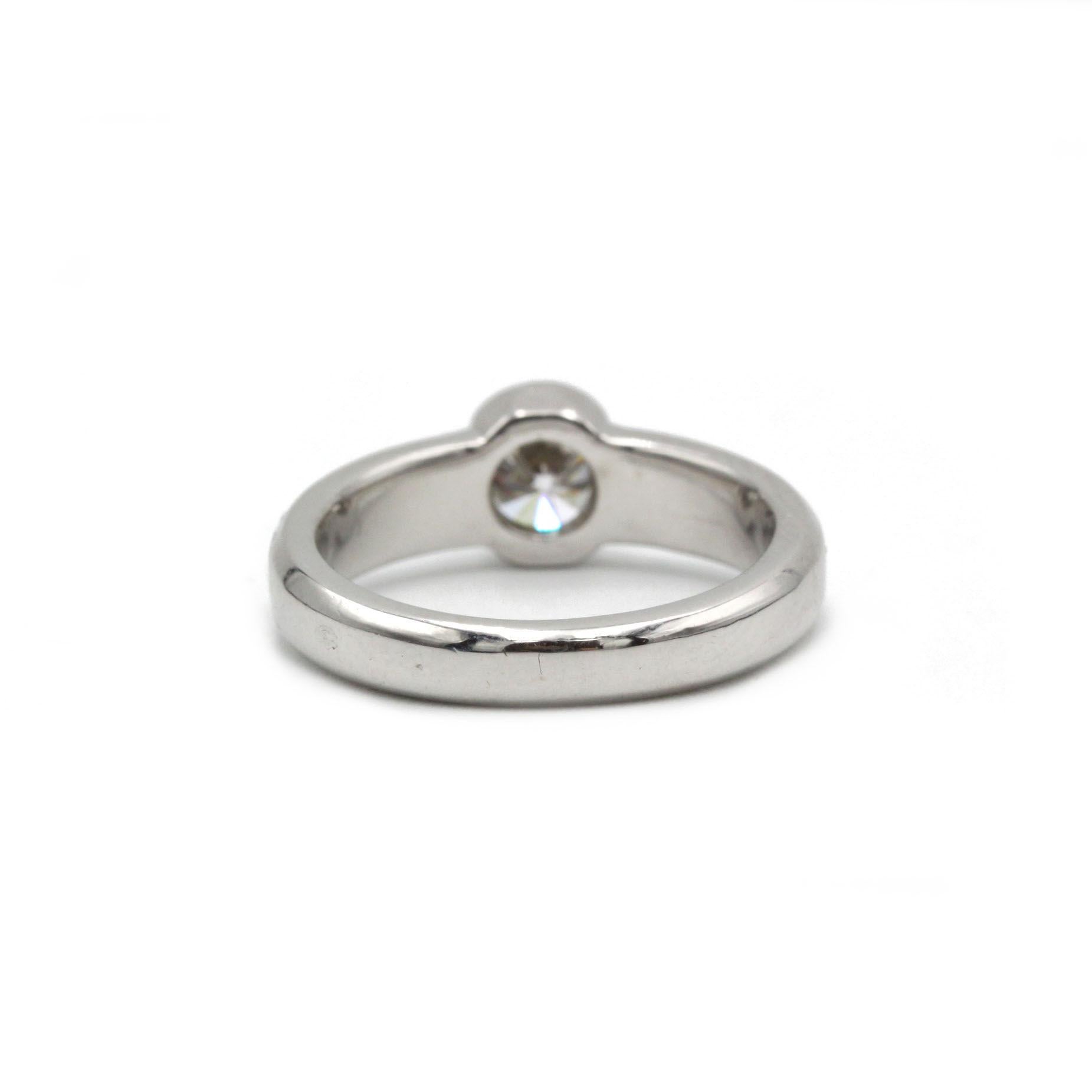 18 Karat Weißgold Solitär-Ring mit 0,80 Karat Diamant im Brillantschliff in Lünettenfassung im Zustand „Gut“ im Angebot in MONTMORENCY, FR