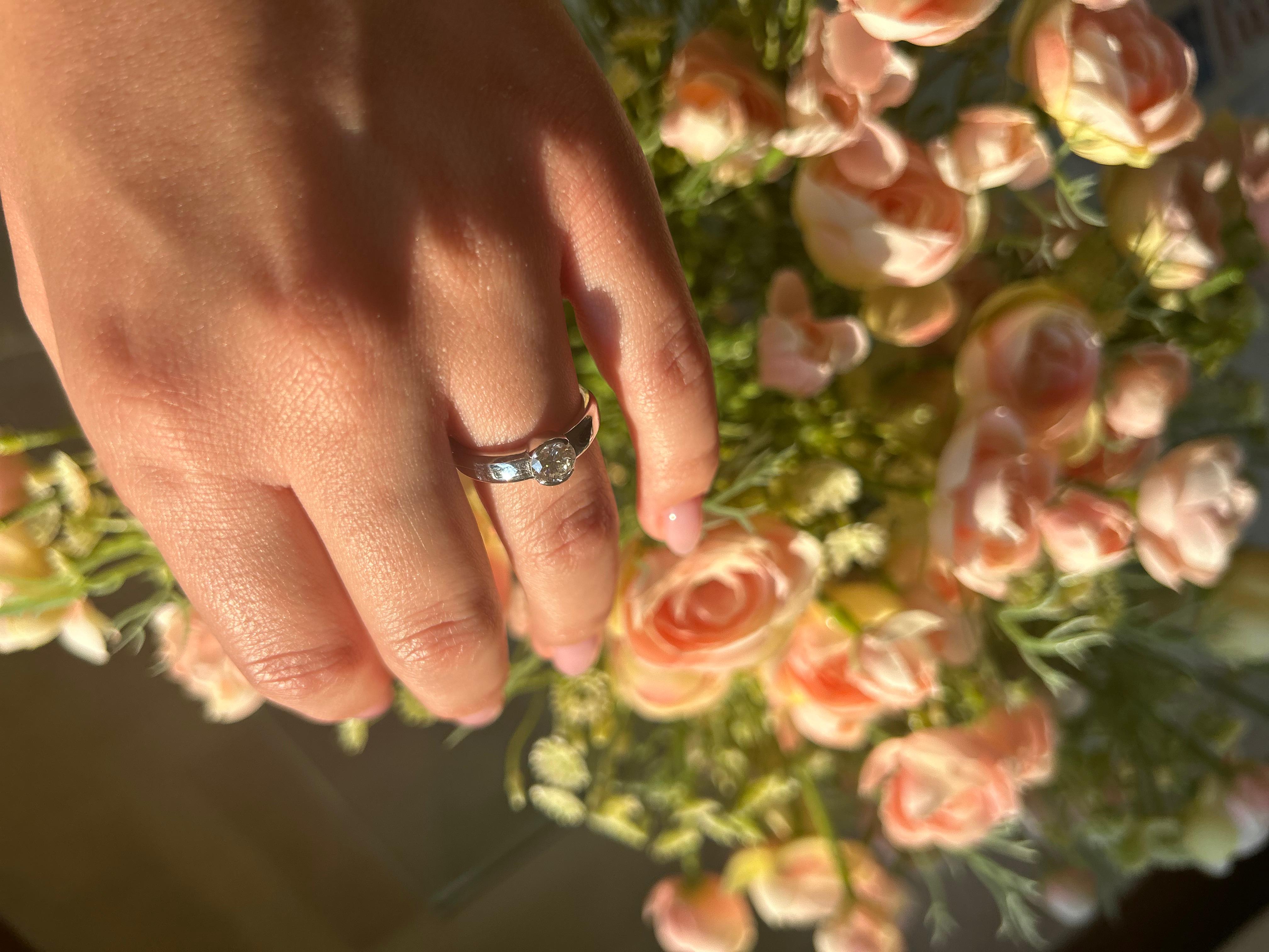18 Karat Weißgold Solitär-Ring mit 0,80 Karat Diamant im Brillantschliff in Lünettenfassung im Zustand „Gut“ im Angebot in MONTMORENCY, FR