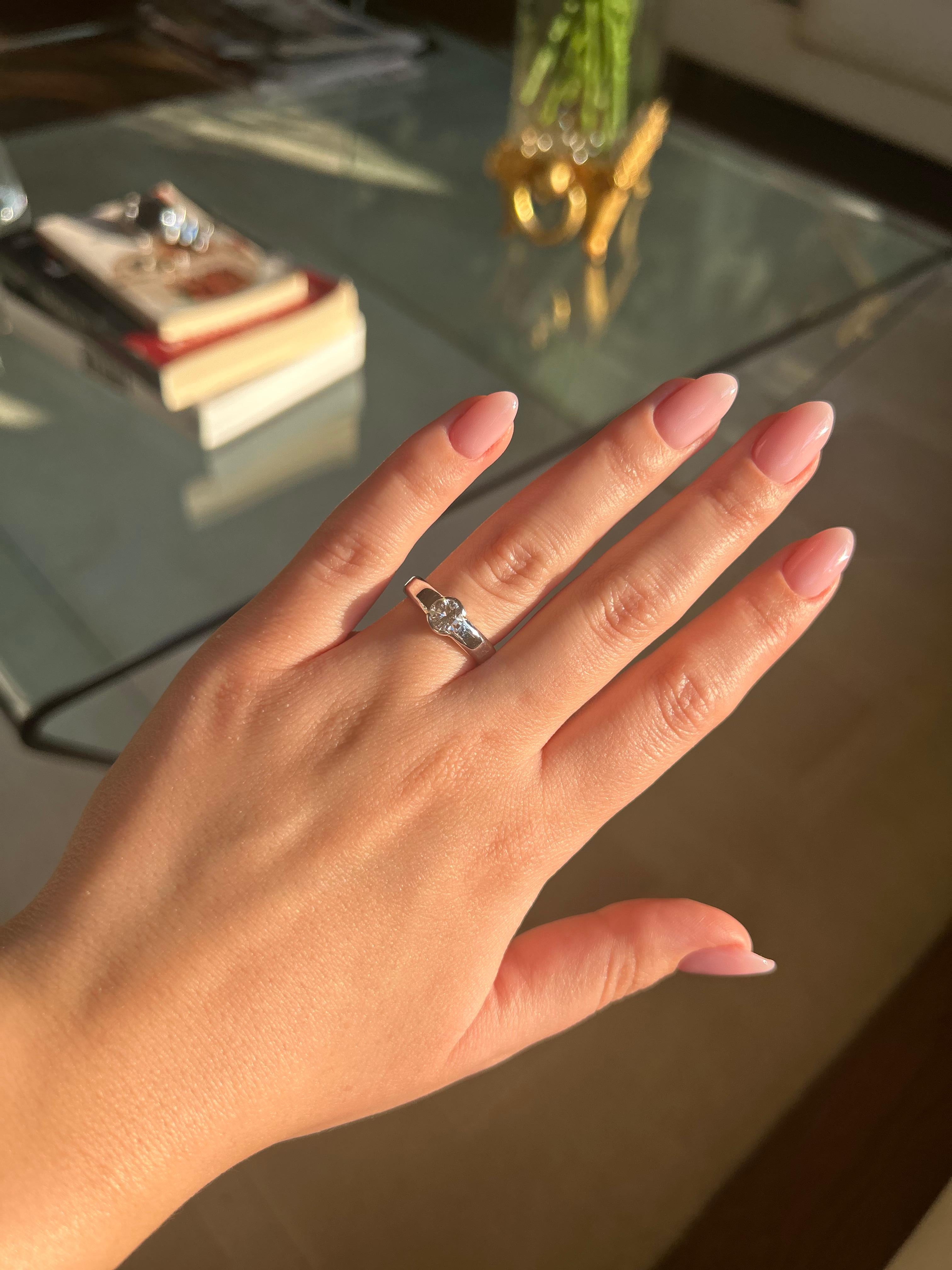 18 Karat Weißgold Solitär-Ring mit 0,80 Karat Diamant im Brillantschliff in Lünettenfassung im Angebot 4