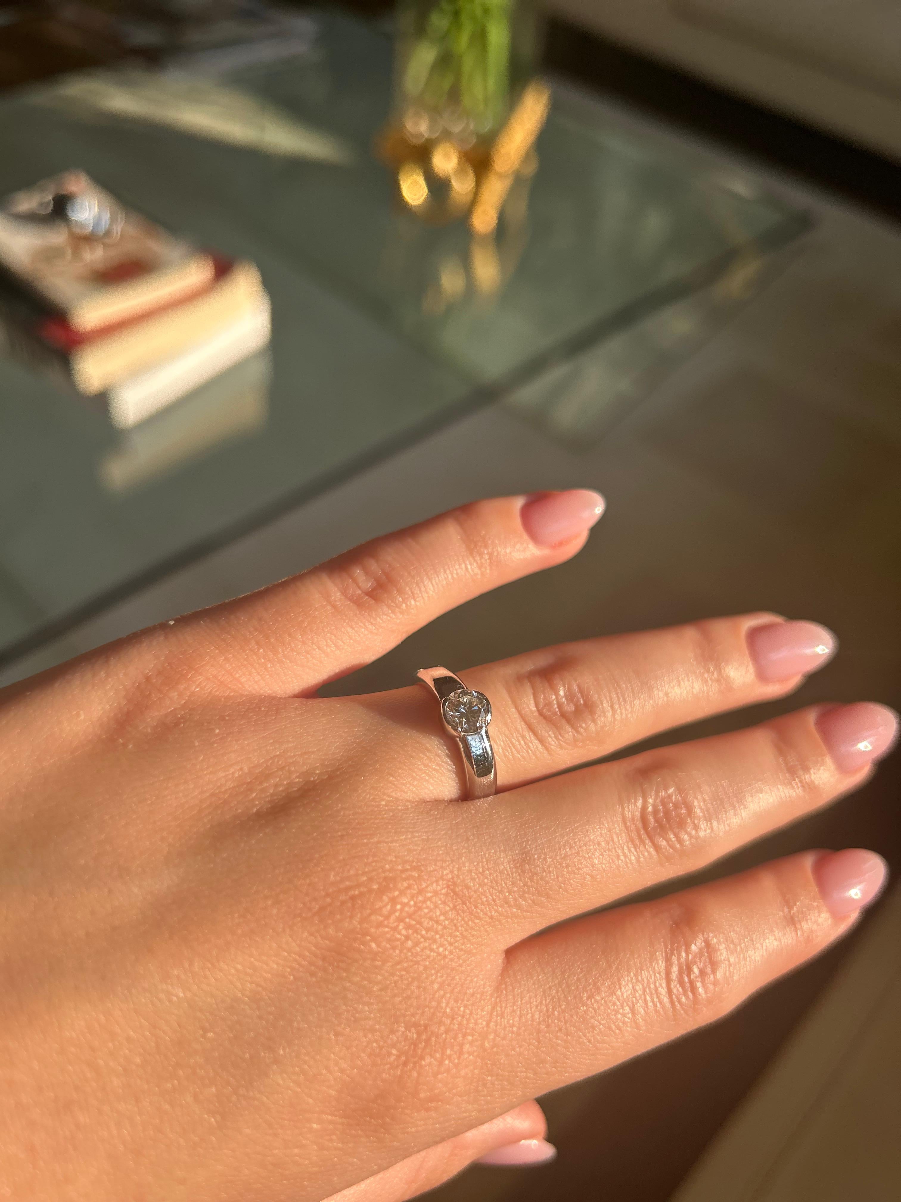 18 Karat Weißgold Solitär-Ring mit 0,80 Karat Diamant im Brillantschliff in Lünettenfassung im Angebot 5