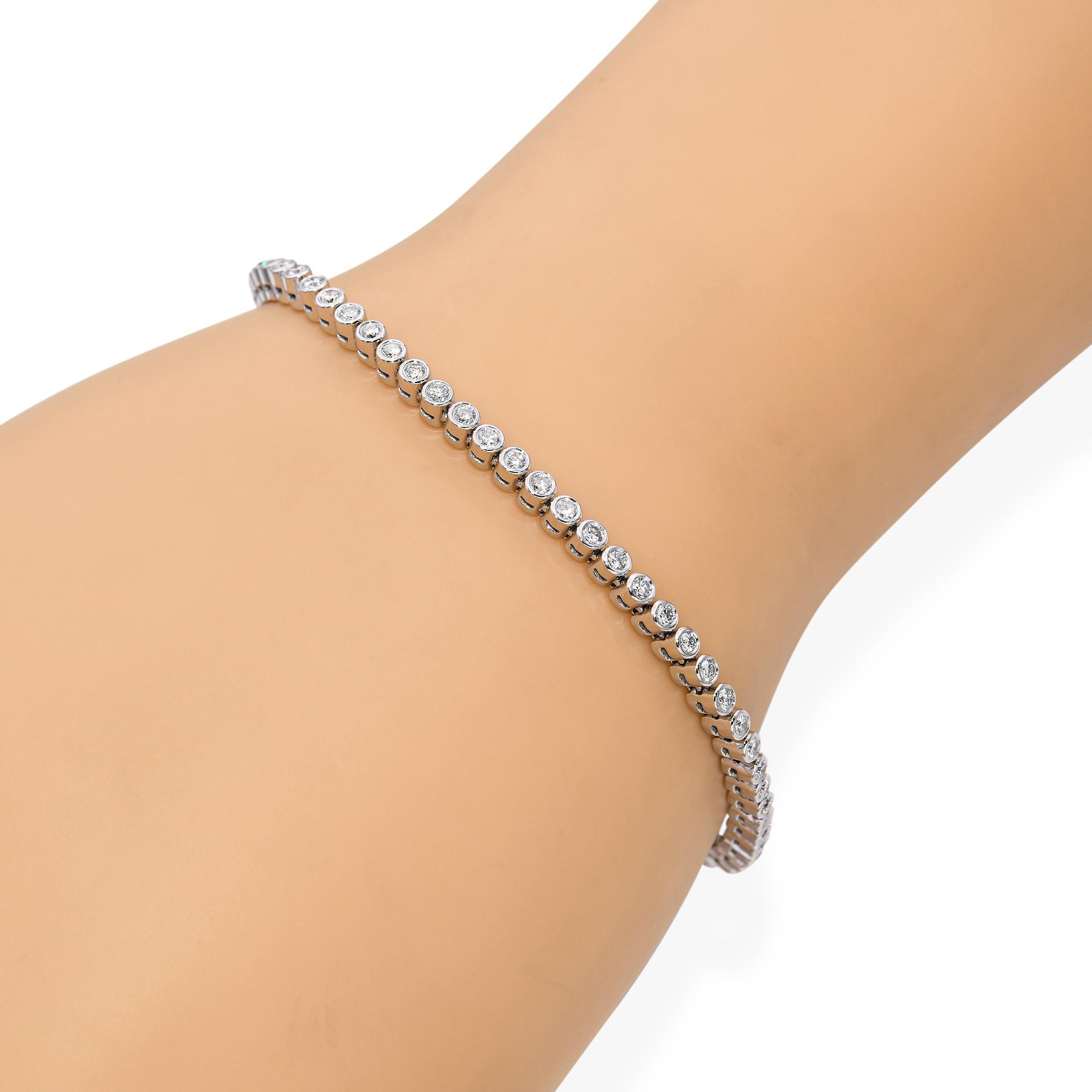 Brazalete de tenis de oro blanco de 18 quilates con bisel engastado y 1,28 qt de diamantes Contemporáneo en venta