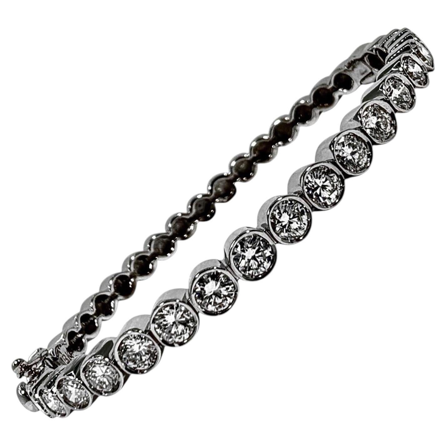 Bracciale rigido in oro bianco 18 carati con diamanti incastonati a castone, perfetto per i polsi più sottili