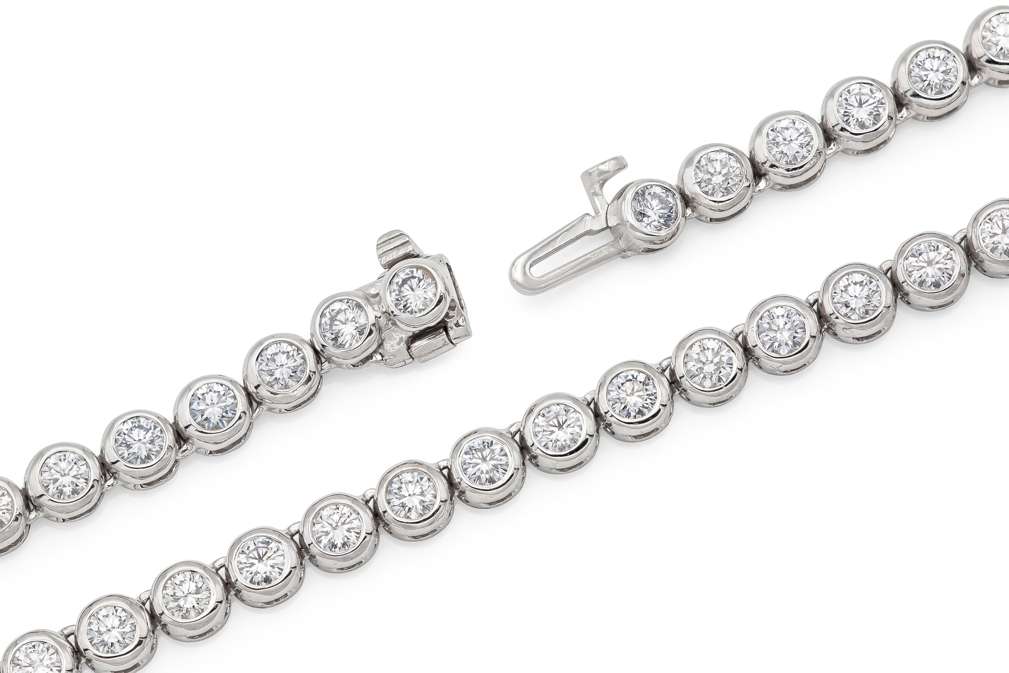 Moderne Collier en or blanc 18 carats avec diamants sertis sur le chaton DTw. 7,73 carats en vente