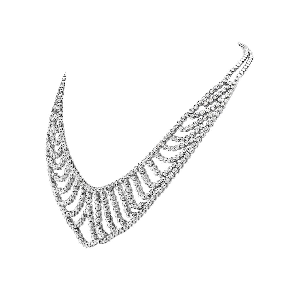Questa collana presenta 9,93 carati di diamanti G VS incastonati in oro bianco 18 carati. 101,8 grammi di peso totale. Catena da 8 pollici. Prodotto in Italia. 

Le visite sono disponibili nel nostro showroom di NYC su appuntamento.